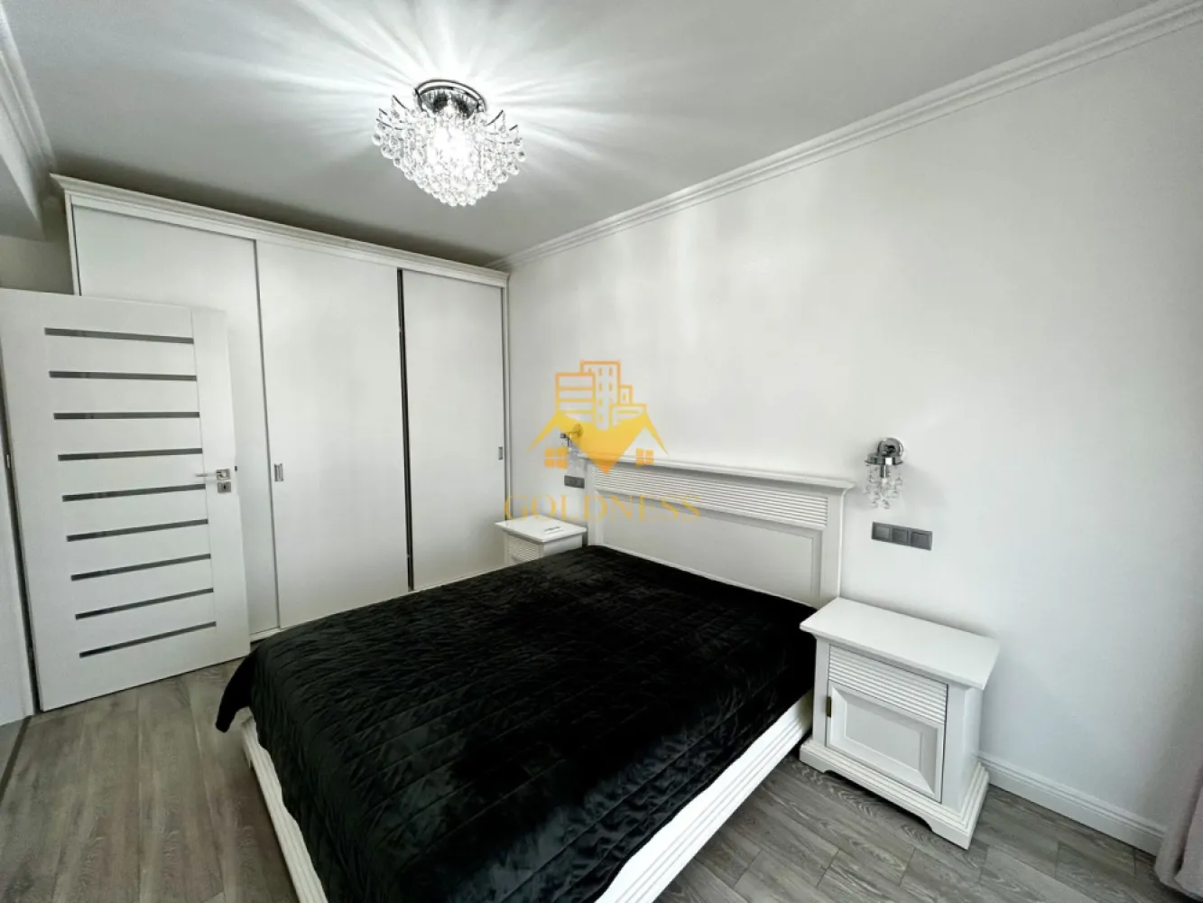 2 camere, modern, bloc nou, parcare, Marasti, Fabricii, zona Kaufland - GOLDNESS Imobiliare vă propune spre închiriere un apartament cu 2 camere open space, complet mobilat și utilat, la etajul 3 într-un imobil de 4 etaje, în Cartierul Marasti.
Dispune de loc de parcare subteran contra cost, 50 euro!
Se află în apropierea stațiilor de transport în comun, magazine, restaurante, spații verzi, farmacii, etc. 

Apartamentul este compartimentat astfel:
 - dormitor cu pat matrimonial cu spatiu pentru depozitat (lada) , dressing generos, noptiere, tv
 - living cu bucatarie open space complet utilată și mobilată, canapea extensibilă, loc de servit masa, dressing spatios
 - baie cu cada, calorifer port prosop și dulap pentru depozitare.
 - terasa de 10 mp.

Imobilul este dotat cu toate cele necesare- centrală proprie, frigider, aragaz, hotă, mașină de spălat haine si vase, etc. 

Dacă sunteți interesați de acest apartament și doriți să îl vizionați, dar și pentru alte oferte nu ezitați să ne contactați telefonic sau prin e-mail. Vă stăm la dispoziție!
Pentru intermediere se percepe un comision de 50% din prețul chiriei!