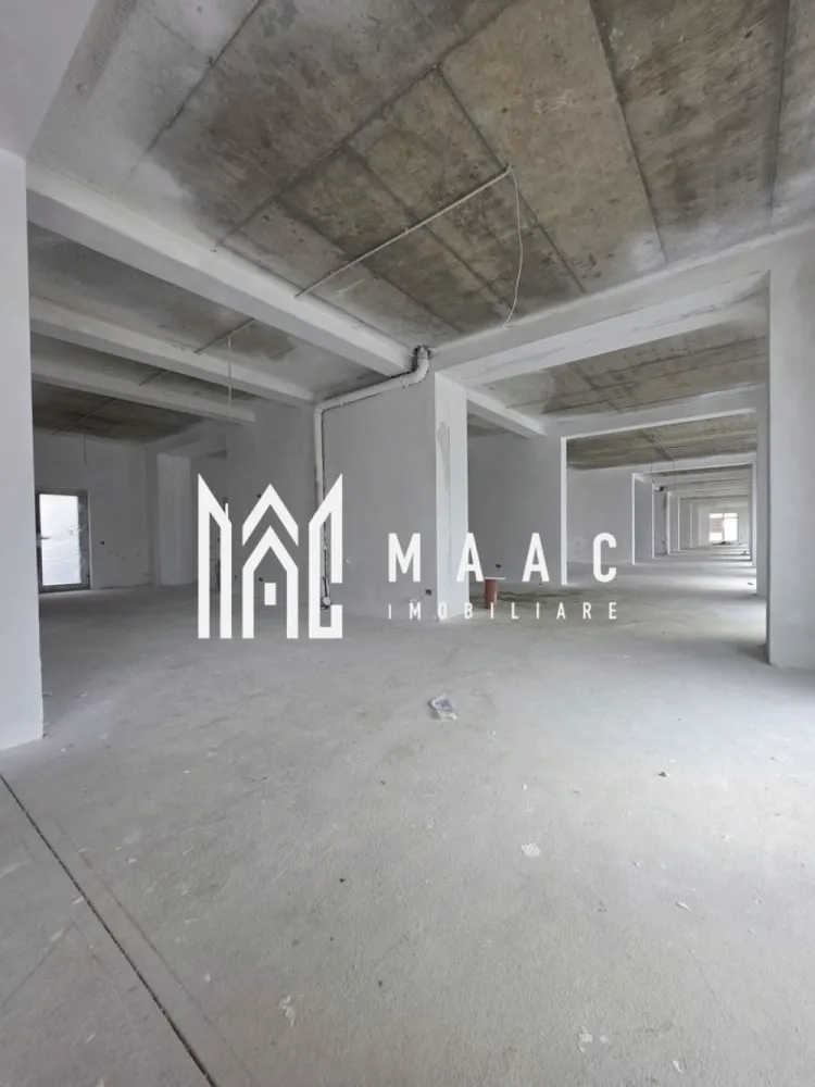 Spatiu Comercial I Open Space I 620mpu I Doamna Stanca - MAAC Imobiliare va prezinta un spatiu comercial de inchiriat, disponibil imediat, situat la parterul unui bloc P+3E, zona Doamna Stanca. Pozitionat strategic, aproape de Shopping City Sibiu, Dedeman, Mega Image, Lidl, Kaufland si alte centre comerciale, spatiul ofera o vizibilitate excelenta si acces facil la un trafic intens. Disponibilitate flexibila: Spatiul poate fi inchiriat integral sau pe unitati de cate 100 mp, cu posibilitatea de compartimentare Dotari: Sticla Planistar Sun (+15% mai multa lumina) 6 x centrale termice in condensatie marca BOSCH Incalzire cu calorifere Tamplaria cu un profil PVC de 82 Salamander Geamuri termopan cu 7 camere si 3 foi de sticla 6 x spatii sanitare Instalatii electrice complete (tablouri generale individuale, sigurante pentru consumatorii de putere, doze, dulii, prize si intrerupatoare montate marca Schneider) Eficienta energetica clasa A+++ Facilitati: Expunere de 61 ml la str. Doamna Stanca si cate 12 ml pe strazile laterale Inaltime 3m 18 locuri de parcare private Acces aprovizionare marfa Cladire NOUA an 2025 Compartimentare Open Space Sistem automat pentru irigatii peisagistice exterioare Se preda la alb, pregatit pentru personalizare dupa preferinte si specificul activitatii desfasurate Pret: 100 mp -> 17 eur/mp + TVA 300 mp -> 16 eur/mp + TVA 620 mp -> 15 eur/mp + TVA Pentru mai multe detalii sau vizionari mentionati ID:CP2645314 }}