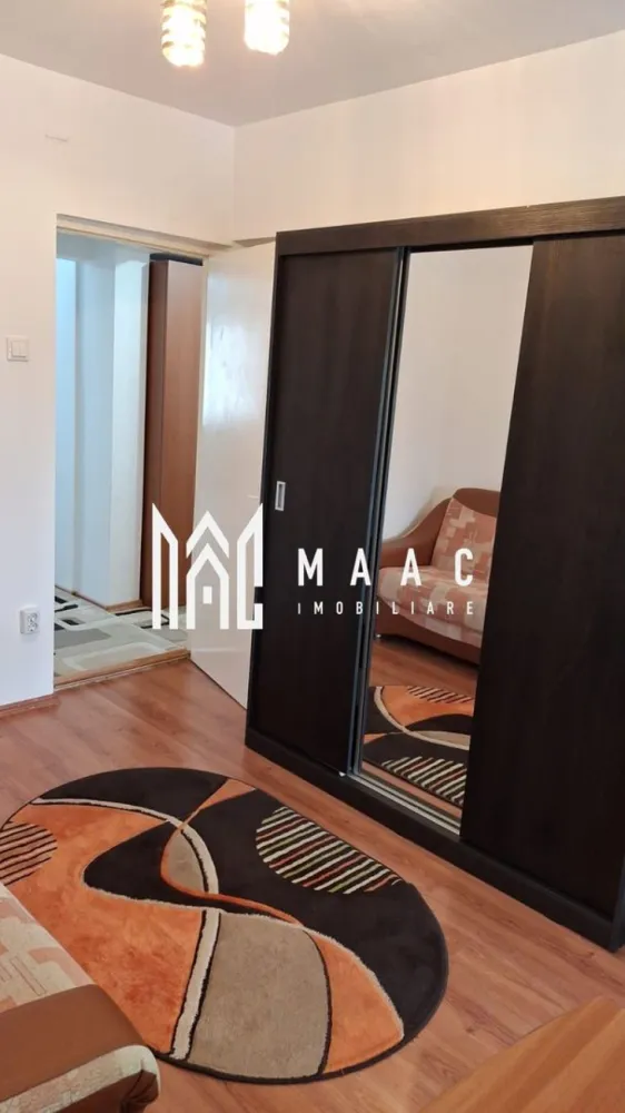 Apartament 4 Camere | 90 MPU | Central - MAAC Imobiliare vă propune spre vânzare un apartament cu 4 camere, situat ultracentral în Sibiu, la doar 3 minute de Promenada Mall – o locație excelentă pentru locuit, cu acces rapid către toate punctele de interes.

Proprietatea este amplasată la etajul 4 din 4 și oferă o suprafață utilă de aproximativ 90 mp (114 mp construiți), beneficiind de vedere panoramică și lumină naturală pe tot parcursul zilei.

Blocul a fost complet reabilitat termic în 2025 prin fonduri PNRR, cu termoizolație de 15 cm, acoperiș nou termo-hidroizolat și ignifugat.

Locuința este compartimentată inteligent și oferă:

Hol de intrare (6 mp) prevăzut cu două spații de depozitare tip dressing
Bucătărie (12 mp) cu balcon alăturat, închis și transformat în nișă de gătit (dotată cu chiuvetă, aragaz, centrală termică și frigider)
4 camere spațioase, dintre care 2 beneficiază de balcon; toate camerele dispun de spații de depozitare
Hol interior care separă eficient zona de zi de zona de noapte (2 camere + 2 camere)
Debara (2 mp) cu rafturi pentru depozitare suplimentară
2 băi: una cu cadă și mașină de spălat rufe, cealaltă cu cabină de duș

Apartamentul se remarcă prin spațiul generos, luminozitate și compartimentare practică, fiind ideal pentru un stil de viață confortabil. Beneficiază de vedere mixtă, către ambele laturi ale blocului.

Dotări și facilități:

Centrală termică proprie
Combina frigorifică
Aragaz clasic
Mașină de spălat rufe
Aer condiționat în bucătărie
Geamuri termopan
Ușă de intrare metalică
Acces în bloc cu cartelă / interfon

Alte avantaje:

Posibilitate de parcare în curtea interioară a blocului
Vecini liniștiți și civilizați
Zonă ultracentrală, foarte convenabilă

Localizare excelentă:

Totul la doar 3 minute de mers pe jos – mijloace de transport, magazine, bănci, farmacii, centre comerciale, parc, spital și centrul istoric.
Un apartament ideal pentru locuit sau investiție, într-o zonă de top!

Pentru mai multe detalii si programarea unei vizionari contactatine specificand ID:CP2993053