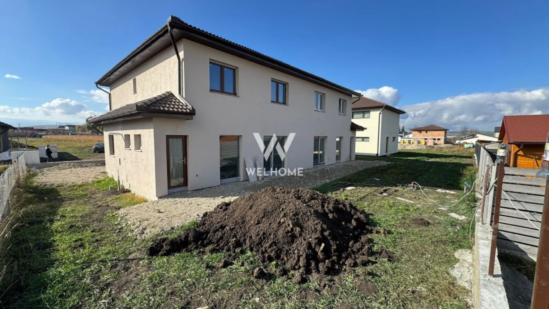 Duplex spatios Sura Mica, Sibiu - DIRECT DEZVOLTATOR. COMISION ZERO 
Casa tip duplex construita pe un teren de 300 de mp cu o suprafata utila de 118 mp compartimentata astfel:

Parter: hol generos, baie, o camera de aproximativ 11 mp(birou sau dormitor), bucataria cu posibilitatea de a se inchide sau a se pastra deschisa,camara sau camera tehnica, living de 24 mp cu zona de dining si iesire in curte.
Etaj: 3 dormitoare dintre care unul cu baie proprie si o baia mare .
Curte libera de aprox 240mp.

Interiorul se preda la gri- glet , sape trase , instalatia pentru incalzirea in pardoseala , termopane Salamander cu 3 foi de sticla 
pod izolat , iar acoperisul cu tigla bramac.
Exteriorul la cheie , case se preda cu gard si pavaj ,in curte fiind suficient spatiu pentru a parca 2 masini , pentru zona de barbeque si zona de relaxare .

Pozitionare centrala in Sura Mica, cu acced facil catre magazine, autobuze, nod autostrada. Locuita ideala pentru familie sau pentru investitie. 
Ultimele doua unitati disponibile. Toate utilitatile : gaz , curent, canalizare

Pret: 180000 Euro , cash sau credit bancar 
Detalii si vizionari: 0752.088.381- Roxana