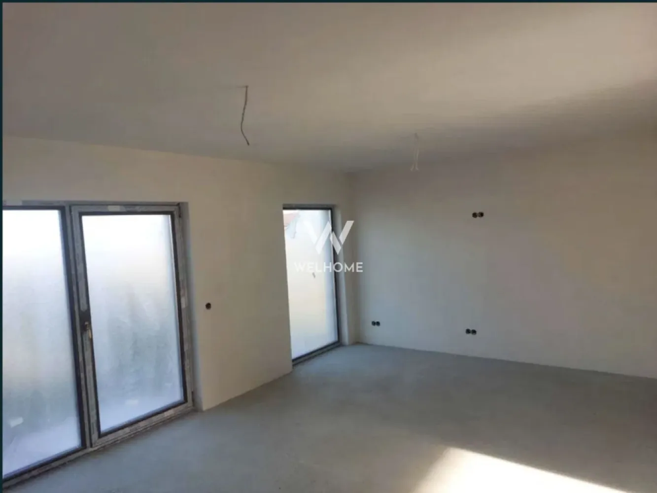 Duplex spatios Sura Mica, Sibiu - DIRECT DEZVOLTATOR. COMISION ZERO 
Casa tip duplex construita pe un teren de 300 de mp cu o suprafata utila de 118 mp compartimentata astfel:

Parter: hol generos, baie, o camera de aproximativ 11 mp(birou sau dormitor), bucataria cu posibilitatea de a se inchide sau a se pastra deschisa,camara sau camera tehnica, living de 24 mp cu zona de dining si iesire in curte.
Etaj: 3 dormitoare dintre care unul cu baie proprie si o baia mare .
Curte libera de aprox 240mp.

Interiorul se preda la gri- glet , sape trase , instalatia pentru incalzirea in pardoseala , termopane Salamander cu 3 foi de sticla 
pod izolat , iar acoperisul cu tigla bramac.
Exteriorul la cheie , case se preda cu gard si pavaj ,in curte fiind suficient spatiu pentru a parca 2 masini , pentru zona de barbeque si zona de relaxare .

Pozitionare centrala in Sura Mica, cu acced facil catre magazine, autobuze, nod autostrada. Locuita ideala pentru familie sau pentru investitie. 
Ultimele doua unitati disponibile. Toate utilitatile : gaz , curent, canalizare

Pret: 180000 Euro , cash sau credit bancar 
Detalii si vizionari: 0752.088.381- Roxana