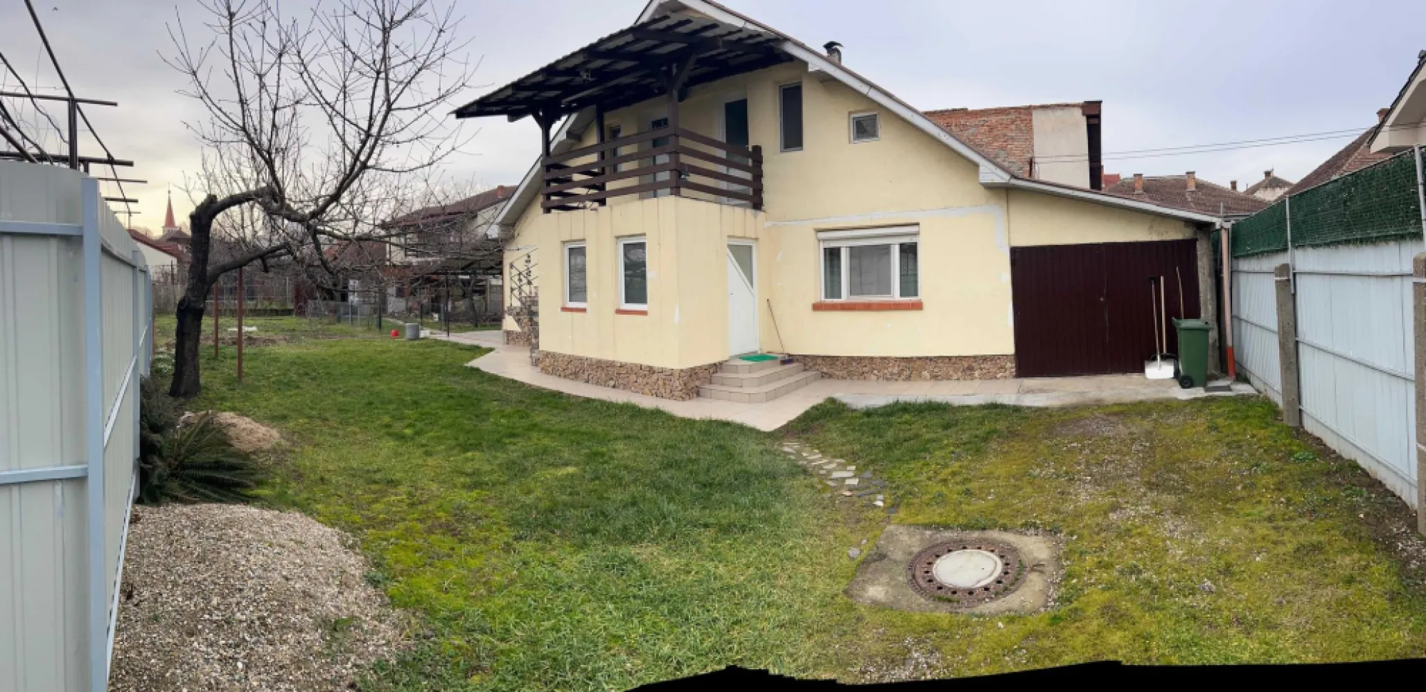 BRASADAS vinde casa cu 4 cam 5.7 ari in zona BURDEA. - Agenția imobiliara BRASADAS vinde casa din caramida plina construita in anul 2005. 
Casa este amplasata pe un teren de 570 mp si are o suprafata utila de 79 de mp cu garaj de 17mp si o anexa de 10 mp.

Casa este compusa din 3 dormitoare din care:
-1 dormitor , o baie si bucataria la parter
- la etaj 2 dormitoare

Casa dispune de o terasa amenajata cu loc de gratar, de un garaj si un beci.
Locatia este intr-o zona linistita din Satu Mare, ferita de zgomotul orasului, la circa 5 minute de mers pe jos pana la Mall-ul Shopping City Satu Mare.

 Casa dispune de toate utilitățile! 
Centrala termica pe gaz+centrala termica pe lemne, apa curenta, canalizare!
Se vinde complet mobilata si utilata.

www.brasadas.com.