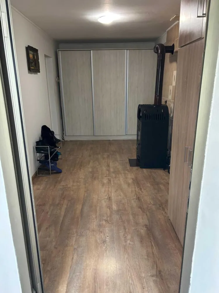 BRASADAS vinde casa cu 4 cam 5.7 ari in zona BURDEA. - Agenția imobiliara BRASADAS vinde casa din caramida plina construita in anul 2005. 
Casa este amplasata pe un teren de 570 mp si are o suprafata utila de 79 de mp cu garaj de 17mp si o anexa de 10 mp.

Casa este compusa din 3 dormitoare din care:
-1 dormitor , o baie si bucataria la parter
- la etaj 2 dormitoare

Casa dispune de o terasa amenajata cu loc de gratar, de un garaj si un beci.
Locatia este intr-o zona linistita din Satu Mare, ferita de zgomotul orasului, la circa 5 minute de mers pe jos pana la Mall-ul Shopping City Satu Mare.

 Casa dispune de toate utilitățile! 
Centrala termica pe gaz+centrala termica pe lemne, apa curenta, canalizare!
Se vinde complet mobilata si utilata.

www.brasadas.com.
