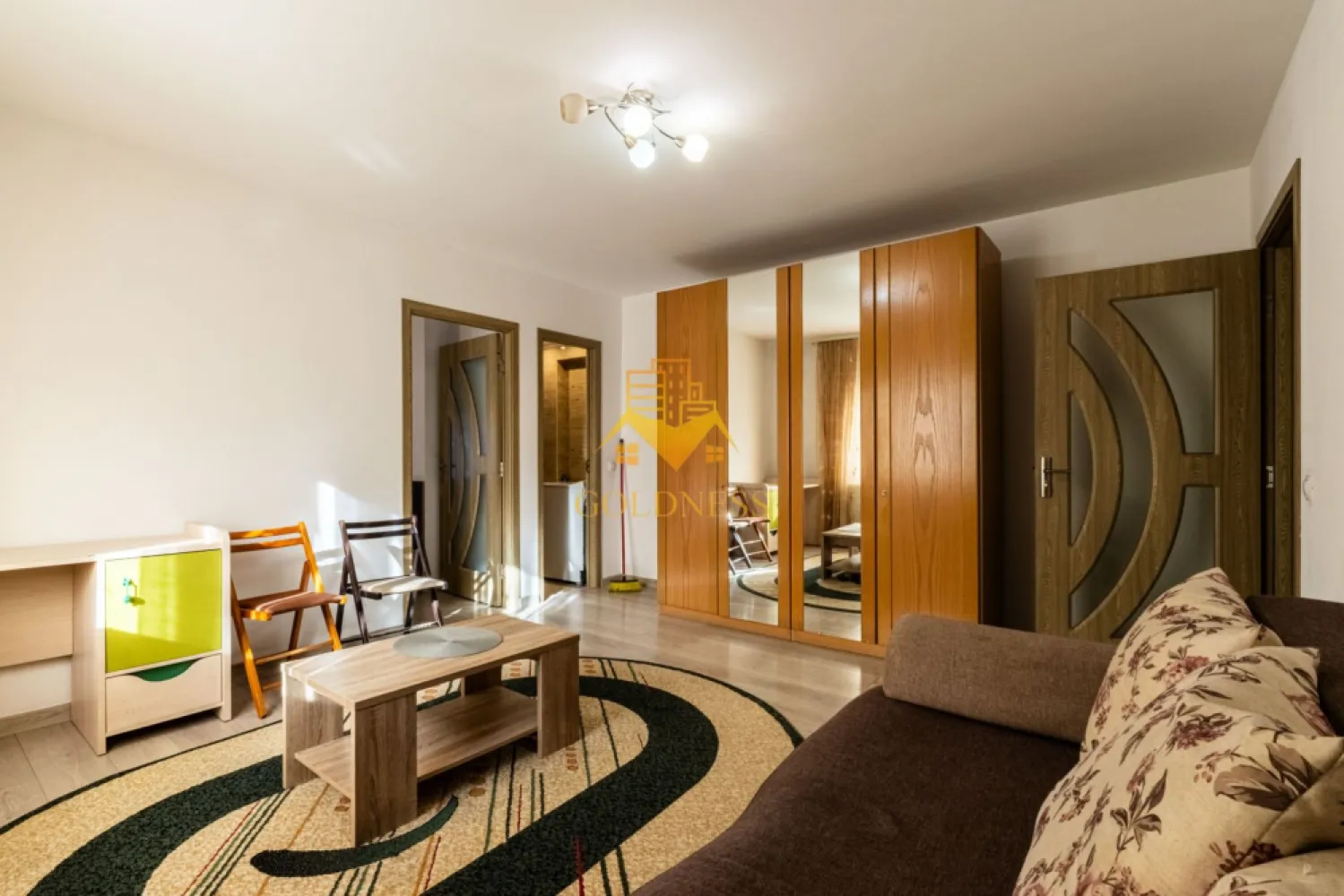2 camere, modern, parcare, Horea, Crisana, Mihai Viteazu, Pet Friendly - GOLDNESS Imobiliare vă propune spre închiriere un apartament cu 2 camere complet mobilat și utilat, la parter într-un imobil de 4 etaje, în Zona Centrala.
Dispune de loc de parcare!
Se află în apropierea stațiilor de transport în comun, magazine, restaurante, spații verzi, farmacii, etc. 

Apartamentul este compartimentat astfel:
 - dormitor cu pat matrimonial, dressing, noptiere
 - living cu canapea extensibila, spatiu pentru depozitare
 - bucatarie complet mobilata, utilata, loc de luat masa
 - baie cu cada, calorifer port prosop și dulap pentru depozitare.

Imobilul este dotat cu toate cele necesare- centrală proprie, frigider, aragaz, hotă, mașină de spălat haine, etc. 

Dacă sunteți interesați de acest apartament și doriți să îl vizionați, dar și pentru alte oferte nu ezitați să ne contactați telefonic sau prin e-mail. Vă stăm la dispoziție!
Pentru intermediere se percepe un comision de 50% din prețul chiriei!