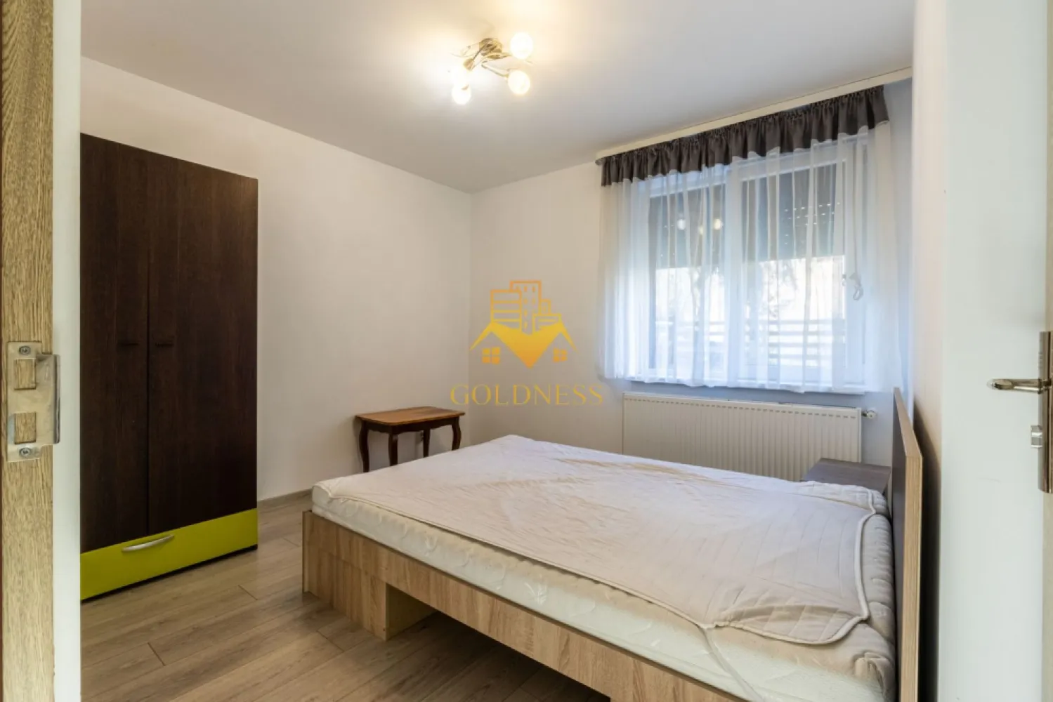 2 camere, modern, parcare, Horea, Crisana, Mihai Viteazu, Pet Friendly - GOLDNESS Imobiliare vă propune spre închiriere un apartament cu 2 camere complet mobilat și utilat, la parter într-un imobil de 4 etaje, în Zona Centrala.
Dispune de loc de parcare!
Se află în apropierea stațiilor de transport în comun, magazine, restaurante, spații verzi, farmacii, etc. 

Apartamentul este compartimentat astfel:
 - dormitor cu pat matrimonial, dressing, noptiere
 - living cu canapea extensibila, spatiu pentru depozitare
 - bucatarie complet mobilata, utilata, loc de luat masa
 - baie cu cada, calorifer port prosop și dulap pentru depozitare.

Imobilul este dotat cu toate cele necesare- centrală proprie, frigider, aragaz, hotă, mașină de spălat haine, etc. 

Dacă sunteți interesați de acest apartament și doriți să îl vizionați, dar și pentru alte oferte nu ezitați să ne contactați telefonic sau prin e-mail. Vă stăm la dispoziție!
Pentru intermediere se percepe un comision de 50% din prețul chiriei!