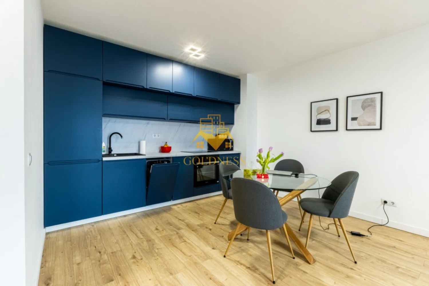 2 camere, premium, bloc nou, Marasti, The Nest, The Ofiice, 21 Dec - GOLDNESS Imobiliare vă propune spre închiriere un apartament cu 2 camere complet mobilat și utilat, la etajul 4 într-un imobil de 7 etaje, în cartierul Marasti. Apartamentul este compartimentat astfel: - dormitor cu pat matrimonial, dressing, noptiere - living cu bucatarie open-space complet utilată, canapea extensibla, loc de servit masa - baie cu cabina de dus, calorifer port prosop inox și dulap pentru depozitare. - terasa de7 mp. Imobilul este dotat cu toate cele necesare- centrală proprie, mașină de spălat haine, frigider, plită electrică, hotă, TV, etc. Se află în apropierea stațiilor de transport în comun, magazine, restaurante, spații verzi, farmacii, etc. Dispune de parcare subterana inclusa in pret! Dacă sunteți interesați de acest apartament și doriți să îl vizionați, dar și pentru alte oferte sau detalii nu ezitați să ne contactați telefonic sau prin e-mail - goldnessimobiliare@gmail.com. Vă stăm la dispoziție!