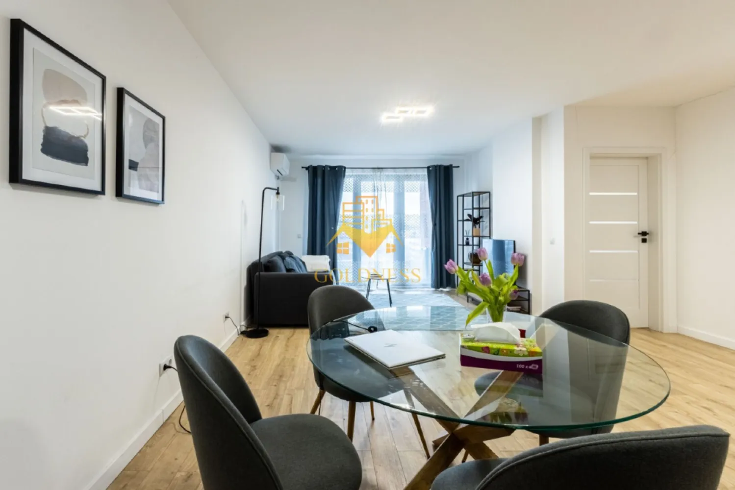 2 camere, premium, bloc nou, Marasti, The Nest, The Ofiice, 21 Dec - GOLDNESS Imobiliare vă propune spre închiriere un apartament cu 2 camere complet mobilat și utilat, la etajul 4 într-un imobil de 7 etaje, în cartierul Marasti. Apartamentul este compartimentat astfel: - dormitor cu pat matrimonial, dressing, noptiere - living cu bucatarie open-space complet utilată, canapea extensibla, loc de servit masa - baie cu cabina de dus, calorifer port prosop inox și dulap pentru depozitare. - terasa de7 mp. Imobilul este dotat cu toate cele necesare- centrală proprie, mașină de spălat haine, frigider, plită electrică, hotă, TV, etc. Se află în apropierea stațiilor de transport în comun, magazine, restaurante, spații verzi, farmacii, etc. Dispune de parcare subterana inclusa in pret! Dacă sunteți interesați de acest apartament și doriți să îl vizionați, dar și pentru alte oferte sau detalii nu ezitați să ne contactați telefonic sau prin e-mail - goldnessimobiliare@gmail.com. Vă stăm la dispoziție!
