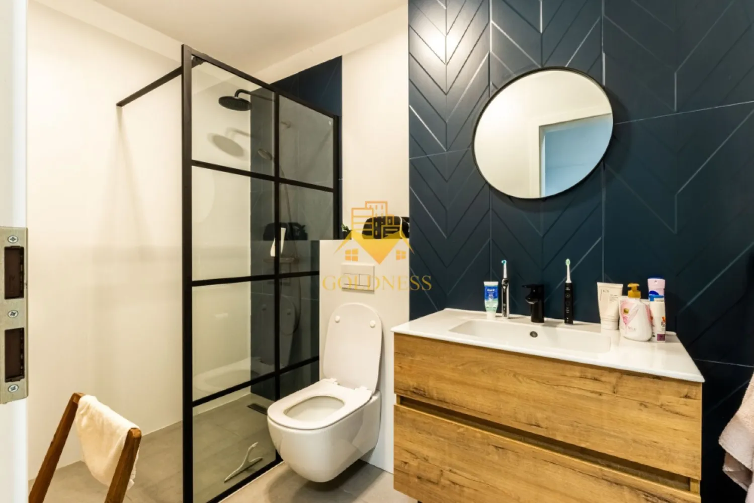 2 camere, premium, bloc nou, Marasti, The Nest, The Ofiice, 21 Dec - GOLDNESS Imobiliare vă propune spre închiriere un apartament cu 2 camere complet mobilat și utilat, la etajul 4 într-un imobil de 7 etaje, în cartierul Marasti. Apartamentul este compartimentat astfel: - dormitor cu pat matrimonial, dressing, noptiere - living cu bucatarie open-space complet utilată, canapea extensibla, loc de servit masa - baie cu cabina de dus, calorifer port prosop inox și dulap pentru depozitare. - terasa de7 mp. Imobilul este dotat cu toate cele necesare- centrală proprie, mașină de spălat haine, frigider, plită electrică, hotă, TV, etc. Se află în apropierea stațiilor de transport în comun, magazine, restaurante, spații verzi, farmacii, etc. Dispune de parcare subterana inclusa in pret! Dacă sunteți interesați de acest apartament și doriți să îl vizionați, dar și pentru alte oferte sau detalii nu ezitați să ne contactați telefonic sau prin e-mail - goldnessimobiliare@gmail.com. Vă stăm la dispoziție!