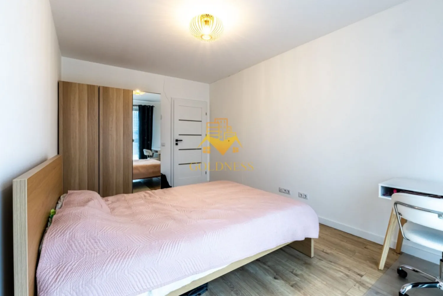 2 camere, premium, bloc nou, Marasti, The Nest, The Ofiice, 21 Dec - GOLDNESS Imobiliare vă propune spre închiriere un apartament cu 2 camere complet mobilat și utilat, la etajul 4 într-un imobil de 7 etaje, în cartierul Marasti. Apartamentul este compartimentat astfel: - dormitor cu pat matrimonial, dressing, noptiere - living cu bucatarie open-space complet utilată, canapea extensibla, loc de servit masa - baie cu cabina de dus, calorifer port prosop inox și dulap pentru depozitare. - terasa de7 mp. Imobilul este dotat cu toate cele necesare- centrală proprie, mașină de spălat haine, frigider, plită electrică, hotă, TV, etc. Se află în apropierea stațiilor de transport în comun, magazine, restaurante, spații verzi, farmacii, etc. Dispune de parcare subterana inclusa in pret! Dacă sunteți interesați de acest apartament și doriți să îl vizionați, dar și pentru alte oferte sau detalii nu ezitați să ne contactați telefonic sau prin e-mail - goldnessimobiliare@gmail.com. Vă stăm la dispoziție!