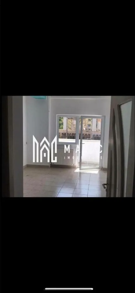 Spatiu comercial | Rezidential | Piata Nord - MAAC Imobiliare vă propune spre vânzare o clădire P+2+M situată în municipiul Râmnicu Vâlcea, în cartierul Nord, zona Piață – o locație excelentă, cu vizibilitate foarte bună și acces facil către principalele puncte de interes ale orașului.

Imobilul are o suprafață de aproximativ 400 mp și este compartimentat eficient, fiind ideal atât pentru locuință individuală, cât și pentru activități comerciale sau de birouri (sediu firmă, clinică medicală, cabinete, after-school, spații administrative etc.).

Proprietatea dispune de:

* Regim de înălțime Parter + 2 Etaje + Mansardă
* Spații generoase și luminoase
* Compartimentare flexibilă, adaptabilă diverselor tipuri de activitate
* Locuri de parcare închiriate de la primărie, un avantaj important pentru viitorii proprietari, angajați sau clienți

Poziționarea în zona Pieței Nord oferă un vad comercial bun și potențial ridicat de investiție, fiind potrivită atât pentru utilizare proprie, cât și pentru dezvoltarea unei afaceri sau obținerea de venit din chirii.

Pentru mai multe informații și programarea unei vizionări, echipa MAAC Imobiliare vă stă la dispoziție.

ID : CP2944931
