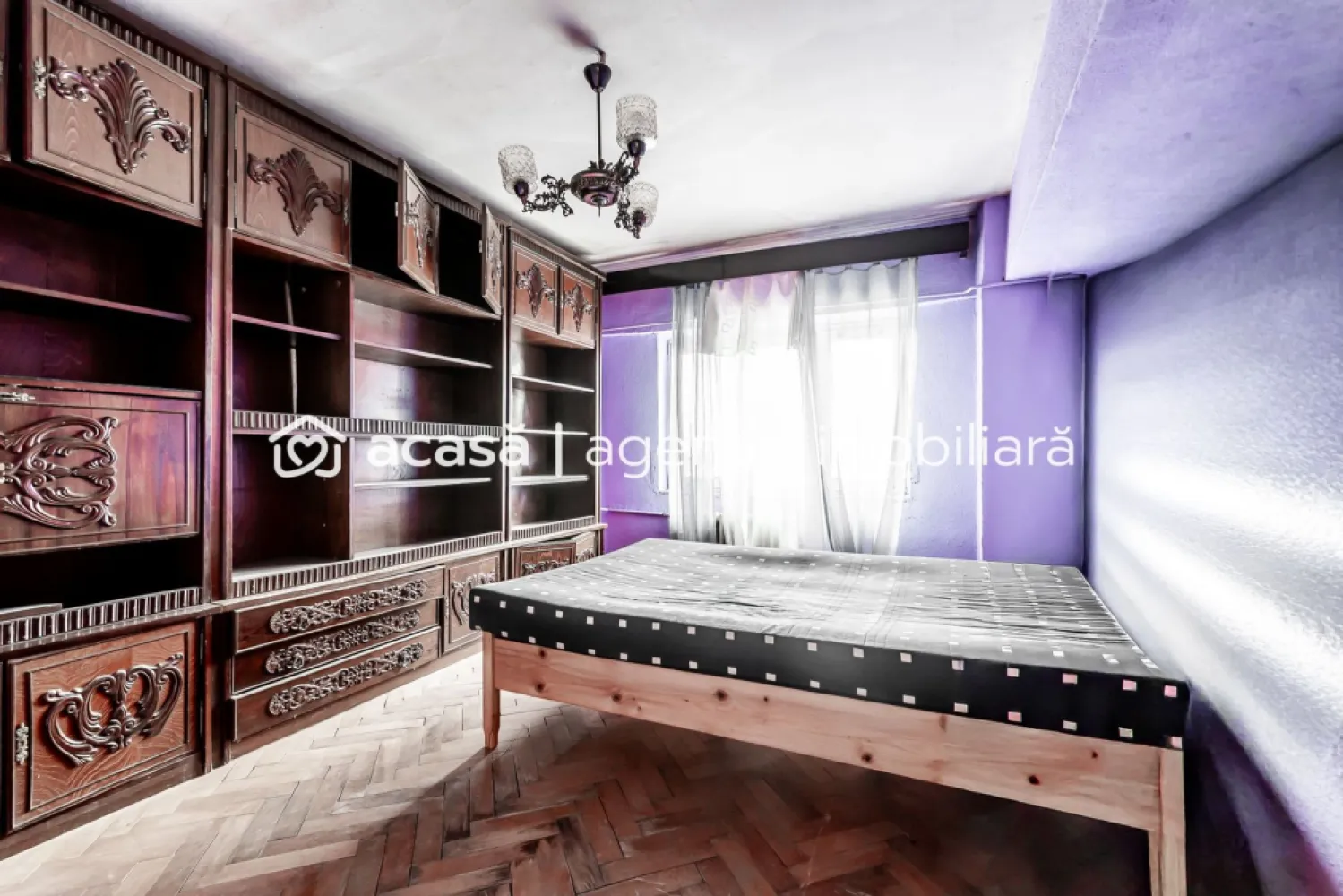 Apartament spatios in centrul orasului Chisineu Cris - Oferim spre vânzare un apartament excepțional cu 4 camere, perfect pentru o familie cu unul sau doi copii care dorește să fie mai aproape de școală și facilități urbane. 

Amplasat în cea mai bună locație din Chișineu-Criș, acest apartament se află într-un bloc cu cele mai mari apartamente din zonă.
 
Beneficiați de camere foarte mari, 2 balcoane spațioase și o vedere splendidă atât spre bulevard, cât și spre curtea interioară a blocului. 

Locația vă oferă acces rapid la unitățile de învățământ și la principalele magazine ale orașului, cum ar fi Lidl și Penny, care sunt la doi pași. 

În plus, aveți la dispoziție un garaj în folosință. 

Apelați acum: 0742543526 Mihai Bica

O astfel de oportunitate nu trebuie ratată!