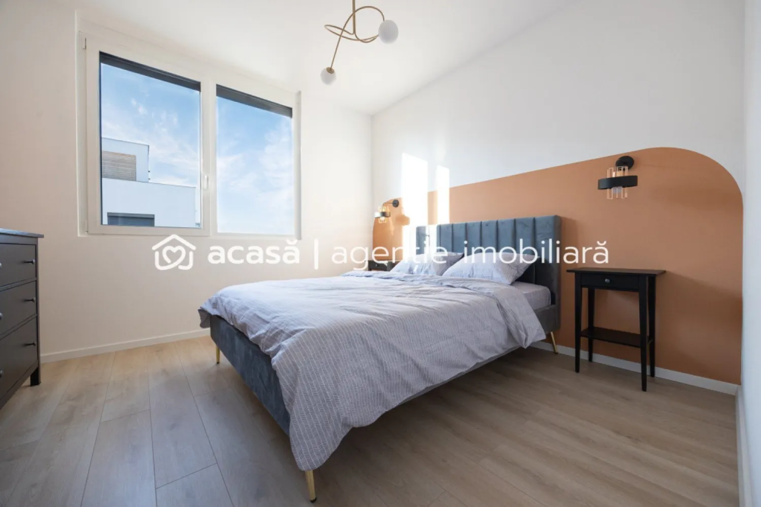 Apartament nou complex ARED City - Direct de la dezvoltator - Descoperă un apartament modern de 52 mp utili, cu balcon de 6 mp, în blocul R38 din complexul rezidențial ARED City, zona IMAR. Apartamentul este compus din: 1 dormitor, o baie, 1 living cu bucătărie open space, un balcon. 
Dotări premium:
✅ Smart Home – control inteligent
✅ 1 loc de parcare
✅ Complet mobilat

Un proiect gândit pentru confort, tehnologie și economie pe termen lung.

Preț cu TVA inclus 139.929€

Pentru detalii:
Jasmina Uglesits - 0740814770 Consultant imobiliar - Agenția ACASĂ Arad

Nu dispui de toată suma? Te ajutăm noi gratuit! Îți obținem oferte de la 16 bănci.

Ai o proprietate de vânzare în Arad și vrei să știi cât valorează cu adevărat?
Sună-mă pentru o evaluare gratuită, fără obligații.

Birou: ACASĂ | Agenție imobiliară Arad
Bulevardul Decebal 2, Arad 310133