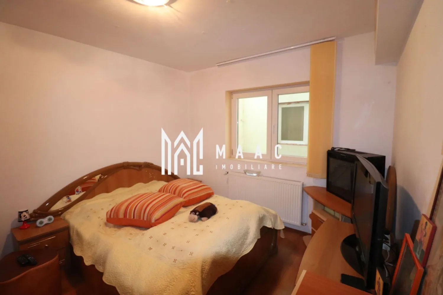 Apartament 3 camere | Etaj 1 | Parcare privata | Strand II - MAAC Imobiliare vă propune spre vânzare un apartament la vilă situat la etajul 1 din 3, o proprietate amplasată într-o zonă apreciată a orașului, în apropiere de Parcul Sub Arini și Pădurea Dumbrava.

Apartamentul este compartimentat modern și funcțional, oferind spații luminoase și bine organizate, fiind potrivit atât pentru locuire, cât și pentru investiție.

Compartimentarea locuinței este următoarea:
-living open-space cu bucătărie
-hol
-2 dormitoare
-baie
-balcon

Imobilul este construit pe structură de beton și cărămidă și este finisat cu materiale de foarte bună calitate, oferind un nivel ridicat de confort.

Dotările apartamentului includ:
-ușă metalică
-acces prin interfon
-geamuri termopan
-centrală termică proprie
-termoizolație
-finisaje complete: gresie, faianță, parchet laminat, vopsea lavabilă
-toate utilitățile: apă, canalizare, gaz, curent, cablu TV și internet prin fibră optică

Apartamentul se predă la cheie, complet mobilat și utilat cu mobilierul și electrocasnicele din imagini, fiind disponibil pentru mutare imediată.

Suplimentar se poate achiziționa un teren în suprafață de 19 mp cu destinație parcare în valoare de 10.000 euro.

Pentru mai multe detalii, vă rugăm să menționați telefonic că ați văzut anunțul cu CP1272065.