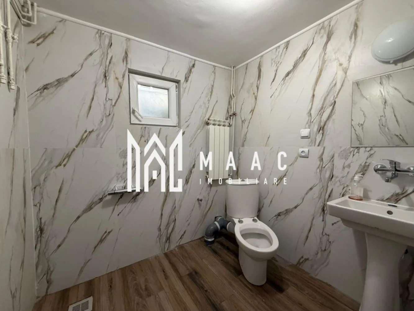 Casa 5 camere | Curte & Gradina | Parcare | Renovata - MAAC Imobiliare ofera spre inchiriere casa cu 5 camere cu toate facilitatile, in zona Veterani. Configuratie • 5 camere • 3 băi • bucătărie Se va mobila conform necesitatilor. Casa are curte si gradina proprie, cu spatiu pentru gratar, sau alte activitati de relaxare. Se poate parca in curte sau in apropiere, fara probleme. Se pot parca maxim 10 masini in fata casei. Si este si un loc propriu amenajat. Pretabil pentru firme cu muncitori, dar nu neaparat. Se inchiriaza pe minim un an, se percepe o garantie in cuantumul unei chirii lunare. Pretul este usor negociabil, in functie de perioada contractuala. Pentru mai multe detalii precizati telefonic ca ati vazut anuntul cu ID: CP2642505 }}