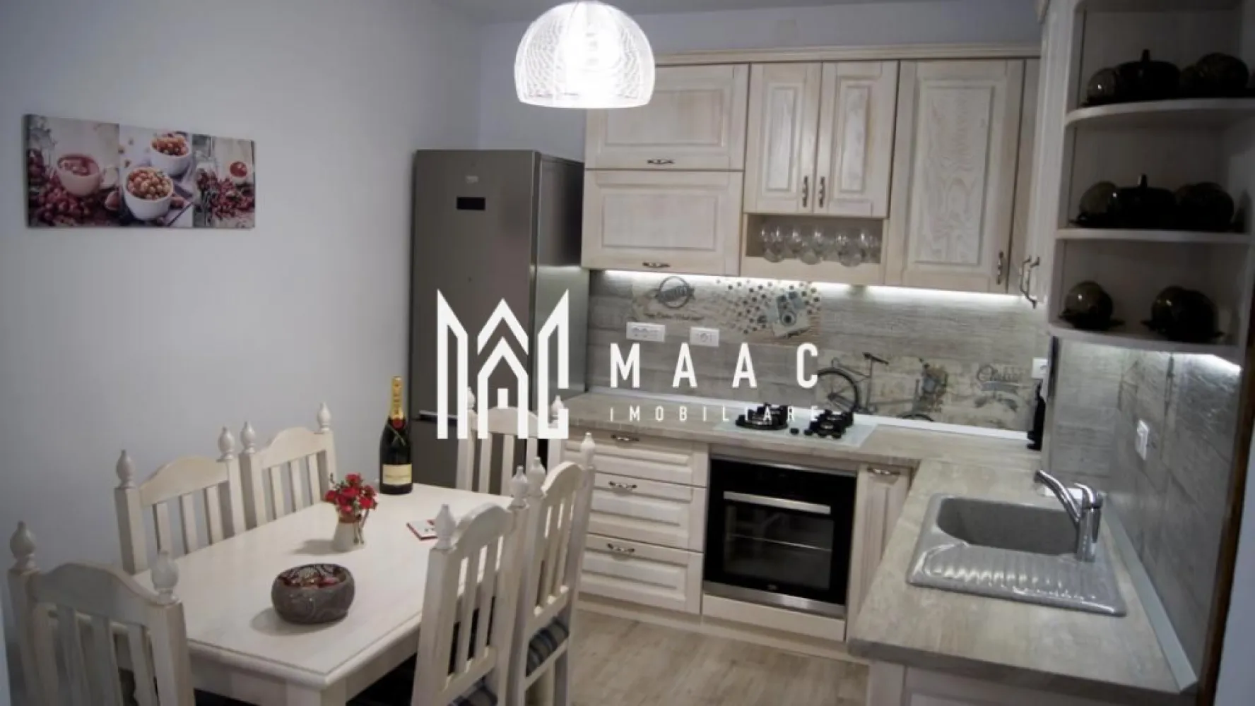 Casă cu 4 camere de vânzare | zona Ultracentrala - MAAC Imobiliare vă propune spre vânzare o casă deosebită situată pe strada Andrei Șaguna, în centrul Sibiului, într-o zonă cu valoare arhitecturală și istorică remarcabilă, aflată în imediata apropiere a principalelor obiective culturale și turistice ale orașului.

Proprietatea are o suprafață utilă de aproximativ 154 mp, desfășurați pe trei niveluri P+1+M, și beneficiază de cotă parte din curtea interioară în suprafață de 54 mp. Imobilul a fost renovat complet în anul 2018, atât la interior cât și la exterior, utilizându-se materiale de calitate superioară și soluții moderne pentru un confort ridicat.

Casa dispune de finisaje și dotări premium, printre care încălzire în pardoseală, scări interioare noi, uși și mobilier din lemn masiv realizate la comandă, toate amenajate cu atenție la detalii și cu un design elegant.

Compartimentarea locuinței este realizată astfel:
-Parter: hol, bucătărie, baie de serviciu, hol, cămară, living generos
-Etaj: două dormitoare, dressing, hol, baie generoasă
-Mansardă: dormitor, hol, dressing

Imobilul se predă complet mobilat și utilat, fiind disponibil imediat pentru mutare sau pentru utilizare ca investiție într-o zonă centrală cu potențial ridicat.

Locația este una deosebită atât din punct de vedere arhitectural, cât și al amplasamentului, fiind situată în centrul civic și cultural al orașului Sibiu, înconjurată de monumente istorice și culturale, teatre, muzee și zone cu ziduri de fortificație.

Pentru mai multe detalii, vă rugăm să menționați telefonic că ați văzut anunțul cu CP1056018.