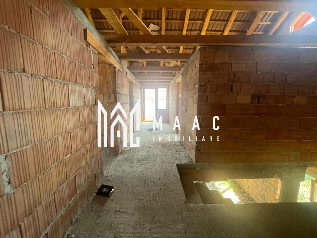 Casă 5 Camere | Individuala | 100 MPU | Cristian - MAAC Imobiliare vă propune spre vânzare o casă spațioasă, aflată în stadiul de construcție la roșu, situată în comuna Cristian, județul Sibiu, o zonă rezidențială liniștită, în plină dezvoltare. Caracteristici principale: Suprafață teren: 300 mp Compartimentare inteligentă și funcțională: Parter: living spațios, bucătărie, baie, dormitor Etaj 1: 3 dormitoare, baie Stadiu: Se predă la roșu, oferind posibilitatea personalizării interioare după propriul gust Utilități: Apă, canalizare, curent electric – toate disponibile Avantaje: Zonă rezidențială nouă, cu acces facil către Sibiu Ideală pentru locuință de familie sau investiție imobiliară Posibilitate de amenajare completă conform propriilor nevoi și stil de viață Pentru mai multe detalii sau pentru a programa o vizionare, vă rugăm să ne contactați, specificand ID-ul CP2641615. }}