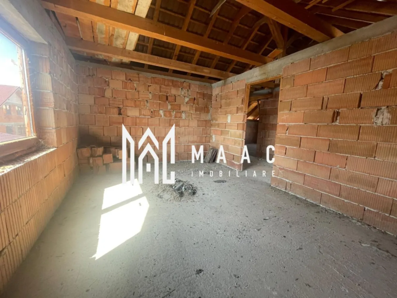 Casă 5 Camere | Individuala | 100 MPU | Cristian - MAAC Imobiliare vă propune spre vânzare o casă spațioasă, aflată în stadiul de construcție la roșu, situată în comuna Cristian, județul Sibiu, o zonă rezidențială liniștită, în plină dezvoltare. Caracteristici principale: Suprafață teren: 300 mp Compartimentare inteligentă și funcțională: Parter: living spațios, bucătărie, baie, dormitor Etaj 1: 3 dormitoare, baie Stadiu: Se predă la roșu, oferind posibilitatea personalizării interioare după propriul gust Utilități: Apă, canalizare, curent electric – toate disponibile Avantaje: Zonă rezidențială nouă, cu acces facil către Sibiu Ideală pentru locuință de familie sau investiție imobiliară Posibilitate de amenajare completă conform propriilor nevoi și stil de viață Pentru mai multe detalii sau pentru a programa o vizionare, vă rugăm să ne contactați, specificand ID-ul CP2641615. }}