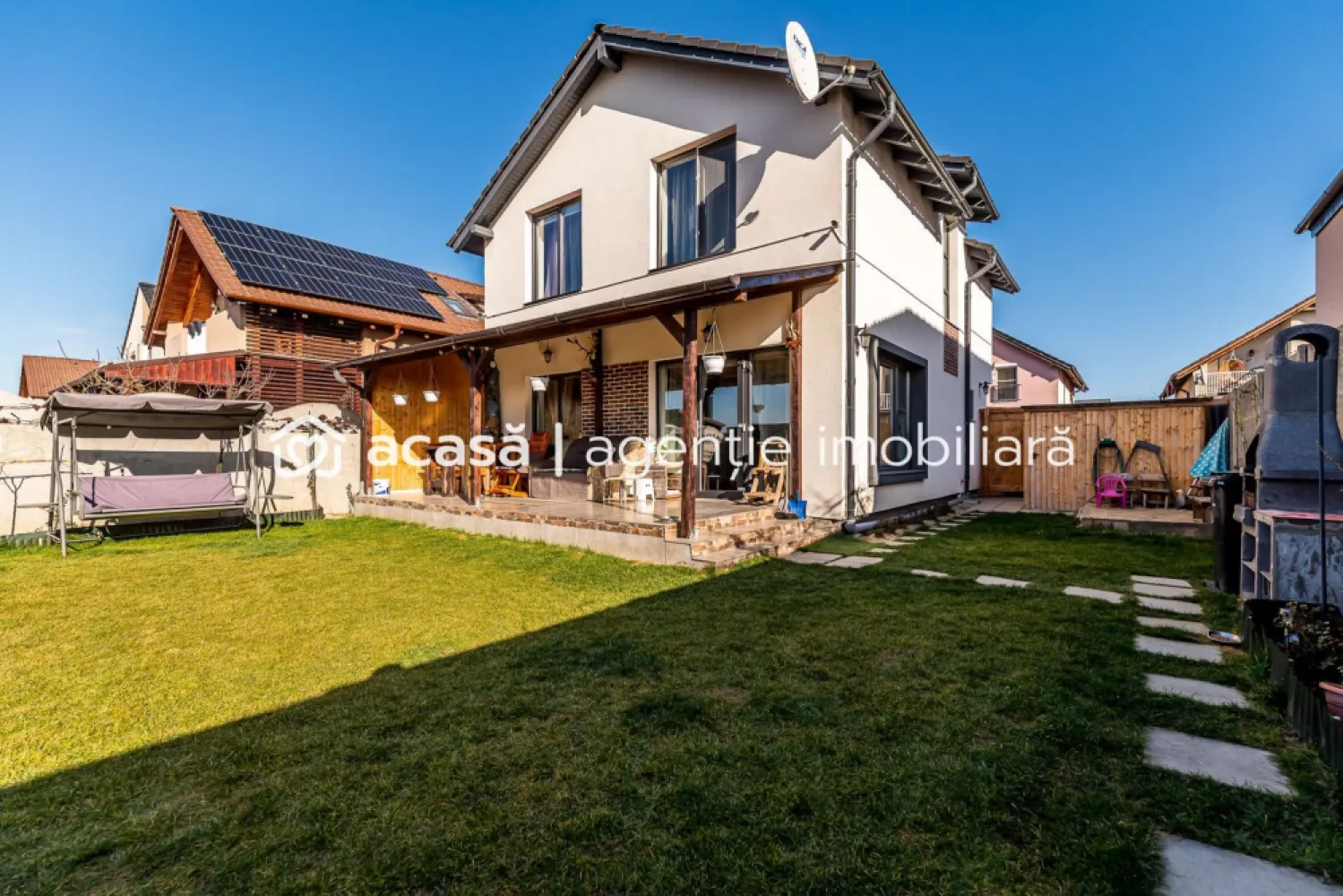 Casă 4 camere - an2024 - Via Carmina, Vladimirescu - COMISION 0 - Vă propunem spre vânzare o casă modernă construită în anul 2024, situată în Vladimirescu, cartierul Via Carmina, o zonă rezidențială de case aflată în plină dezvoltare, ideală pentru cei care își doresc liniște și confort aproape de oraș.

Imobilul este construit din cărămidă, are un regim de înălțime P+1E, o suprafață construită de 140 mp, 100 mp utili și este amplasat pe un teren de 250 mp.
Compartimentarea este practică și bine gândită:

Parter:
- sufragerie spațioasă cu ieșire pe terasă
- bucătărie cu loc de luat masa
- hol și spațiu de depozitare sub scară
- baie de serviciu

Etaj:
- 3 dormitoare, dintre care un dormitor matrimonial cu baie proprie
- hol și încă o baie

Locuința beneficiază de sistem de încălzire în pardoseală, prezent atât la parter, cât și la etaj, oferind un confort termic ridicat.
Curtea este amenajată și oferă:
- terasă acoperită perfectă pentru relaxare
- gazon în stare impecabilă
- grătar
- iaz decorativ cu pești
- magazie pentru depozitare

Casa dispune de toate utilitățile și se vinde complet mobilată și utilată, fiind pregătită pentru mutare imediată.
Pentru mai multe detalii, dar și pentru a programa o vizionare, vă stau la dispoziție: 0755 274 519 - Daniel Hord - Consultant imobiliar

Nu dispui de toată suma? Te ajutăm noi gratuit! Îți obținem oferte de la 16 bănci.
Ai o proprietate de vânzare în Arad și vrei să știi cât valorează cu adevărat?
Sună-mă pentru o evaluare GRATUITĂ!

Birou: ACASĂ | Agenție imobiliară Arad
Adresă: Bulevardul Decebal 2, Arad 310133