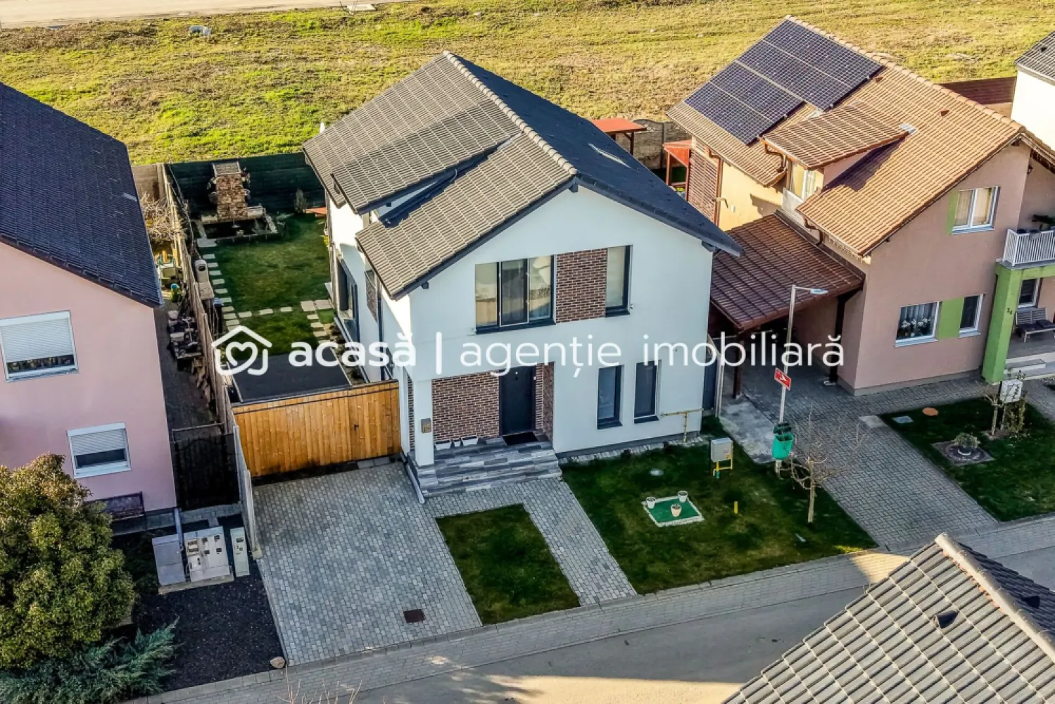 Casă 4 camere - an2024 - Via Carmina, Vladimirescu - COMISION 0 - Vă propunem spre vânzare o casă modernă construită în anul 2024, situată în Vladimirescu, cartierul Via Carmina, o zonă rezidențială de case aflată în plină dezvoltare, ideală pentru cei care își doresc liniște și confort aproape de oraș.

Imobilul este construit din cărămidă, are un regim de înălțime P+1E, o suprafață construită de 140 mp, 100 mp utili și este amplasat pe un teren de 250 mp.
Compartimentarea este practică și bine gândită:

Parter:
- sufragerie spațioasă cu ieșire pe terasă
- bucătărie cu loc de luat masa
- hol și spațiu de depozitare sub scară
- baie de serviciu

Etaj:
- 3 dormitoare, dintre care un dormitor matrimonial cu baie proprie
- hol și încă o baie

Locuința beneficiază de sistem de încălzire în pardoseală, prezent atât la parter, cât și la etaj, oferind un confort termic ridicat.
Curtea este amenajată și oferă:
- terasă acoperită perfectă pentru relaxare
- gazon în stare impecabilă
- grătar
- iaz decorativ cu pești
- magazie pentru depozitare

Casa dispune de toate utilitățile și se vinde complet mobilată și utilată, fiind pregătită pentru mutare imediată.
Pentru mai multe detalii, dar și pentru a programa o vizionare, vă stau la dispoziție: 0755 274 519 - Daniel Hord - Consultant imobiliar

Nu dispui de toată suma? Te ajutăm noi gratuit! Îți obținem oferte de la 16 bănci.
Ai o proprietate de vânzare în Arad și vrei să știi cât valorează cu adevărat?
Sună-mă pentru o evaluare GRATUITĂ!

Birou: ACASĂ | Agenție imobiliară Arad
Adresă: Bulevardul Decebal 2, Arad 310133