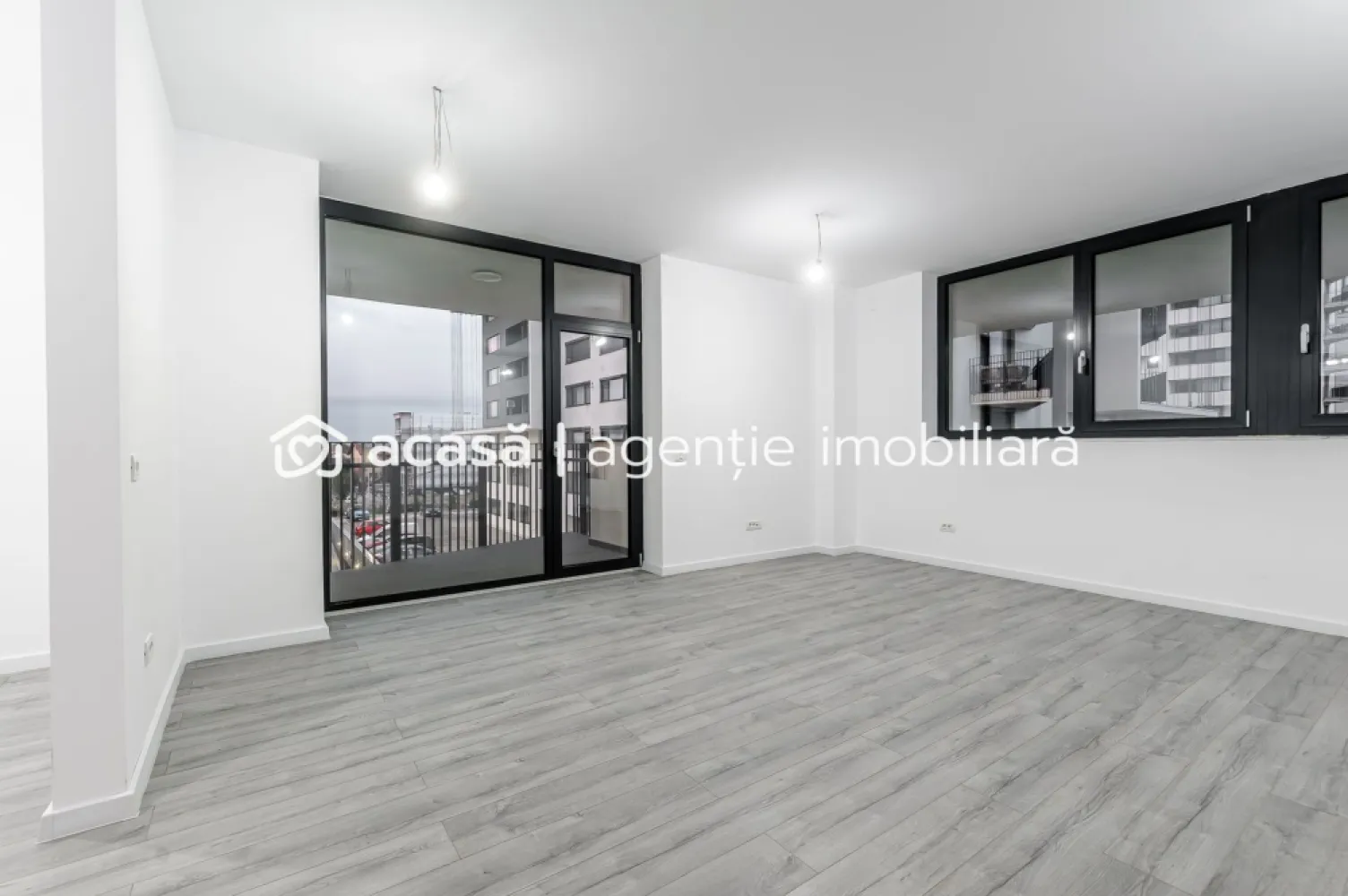 Apartament 2 camere în XCity Towers Timișoara – Parcare inclusă - 🏡 Apartament 2 camere în XCity Towers – Parcare inclusă

Se oferă spre vânzare apartament modern cu 2 camere situat într-un complex rezidențial nou din Timișoara, ideal atât pentru locuit, cât și pentru investiție.

Apartamentul este amplasat la etajul 1 din 11 și beneficiază de compartimentare eficientă, finisaje moderne și tehnologii actuale de confort.

📐 Detalii apartament:
Suprafață utilă: 52,43 mp
Compartimentare modernă și practică
Etaj: 1 / 11
Apartament în construcție
Apartamentul se predă finisat complet

✨ Dotări și finisaje incluse:
✔ Încălzire în pardoseală
✔ Tâmplărie aluminiu
✔ Izolație fonică performantă
✔ Ziduri duble pentru confort termic și acustic
✔ Parchet
✔ Uși interioare montate
✔ Pereți despărțitori finisați
✔ Baterii baie
✔ Obiecte sanitare complete

🚗 Beneficii suplimentare:

✔ Loc de parcare suprateran inclus în preț

🏢 Avantaje complex:

Bloc nou, construit după standarde moderne

Regim de înălțime P+11

Proiect rezidențial în dezvoltare, cu potențial ridicat de apreciere a valorii

💰 Preț: 124.633 € + 21% TVA

📞 Pentru informații suplimentare și rezervări, nu ezitați să ne contactați.
0742267773 Andreea Szuchanszki