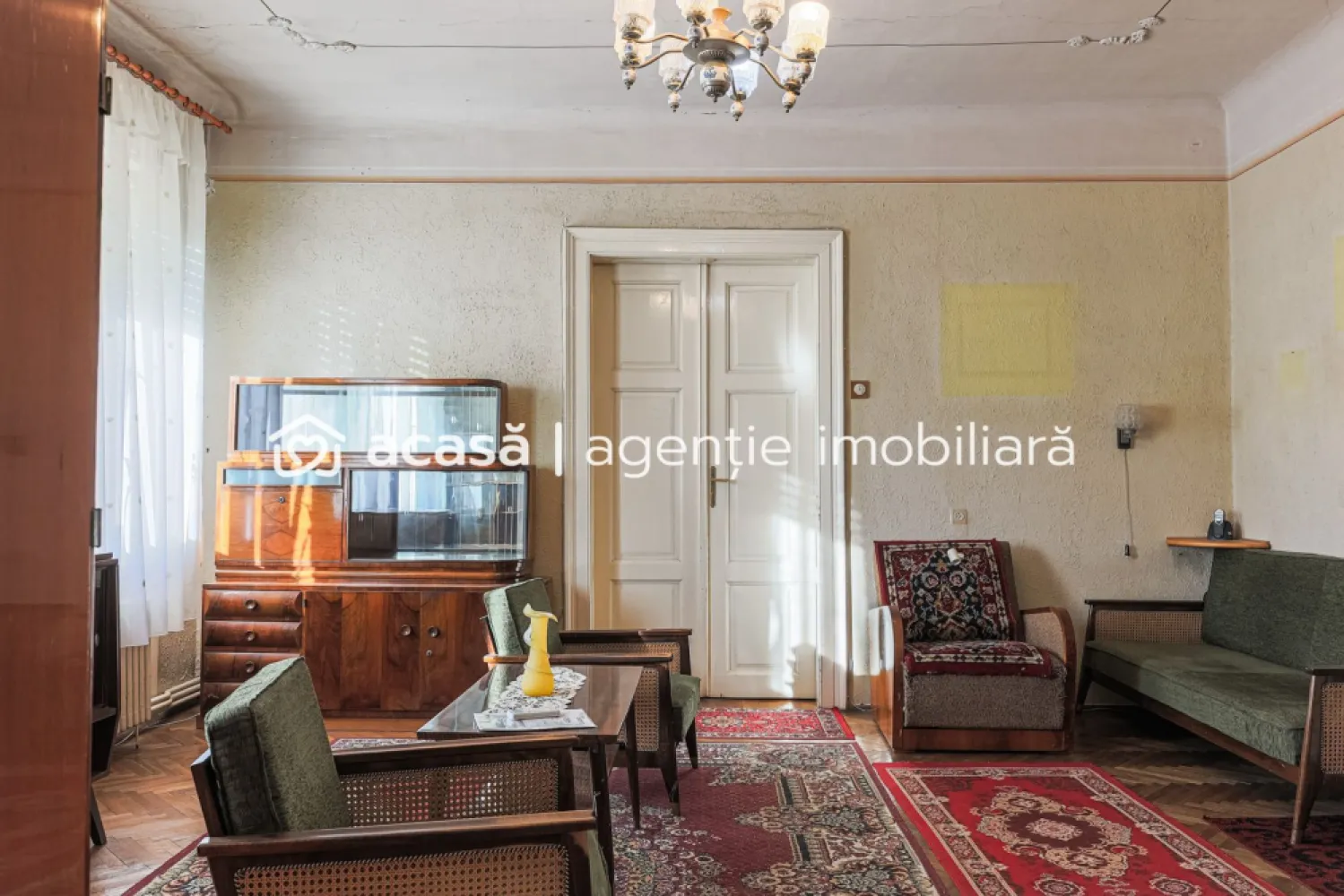 4 camere - 130 mp utili / ultracentral / etaj 1 - Cum ar fi să locuiești ultracentral… dar pe o străduță atât de liniștită încât uiți că ești în centru?

Pe Str. Ilarie Chendi, una dintre cele mai discrete și calme străduțe din centrul Aradului, găsești genul de apartament pe care îl vezi rar: 130 mp utili, etaj 1 din 1, comunitate restrânsă, trafic redus. Un loc în care ai spațiu cât pentru o casă, dar toate avantajele centrului la doi pași.

Detalii proprietate:
4 camere semidecomandate
bucătărie + baie
spațiu de depozitare în apartament
pod generos cu acces facil + boxă la subsol (bonus rar în ultracentral)
imobil cu acoperiș renovat și fațadă reabilitată
necesită renovare – adică îl personalizezi exact pe gustul tău

Preț listare: 134.900 € (negociabil)
🚫 Comision 0%

Locuirea ultracentrală în Arad aduce beneficii clare: acces imediat la zone pietonale, cafenele, restaurante, instituții, transport public și evenimente culturale; timp câștigat zilnic; siguranță crescută datorită prezenței constante în zonă; plus o valoare imobiliară stabilă.

📞 Pentru detalii și programarea unei vizionări sună‑mă acum, sunt Mihai Molnar și am numărul de telefon: 0761 899 230

💳 Nu dispui de toată suma? Te ajutăm gratuit! Îți obținem oferte de la 16 bănci.

🏡 Ai o proprietate de vânzare în Arad și vrei să știi cât valorează cu adevărat? Sună‑mă pentru o evaluare gratuită, fără obligații.

🏢 ACASĂ | Agenție imobiliară Arad
Bulevardul Decebal 2, Arad 310133