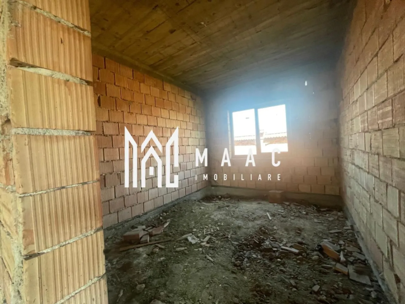 Casă 5 Camere | Individuala | 100 MPU | Cristian - MAAC Imobiliare vă propune spre vânzare o casă spațioasă, aflată în stadiul de construcție la roșu, situată în comuna Cristian, județul Sibiu, o zonă rezidențială liniștită, în plină dezvoltare. Caracteristici principale: Suprafață teren: 300 mp Compartimentare inteligentă și funcțională: Parter: living spațios, bucătărie, baie, dormitor Etaj 1: 3 dormitoare, baie Stadiu: Se predă la roșu, oferind posibilitatea personalizării interioare după propriul gust Utilități: Apă, canalizare, curent electric – toate disponibile Avantaje: Zonă rezidențială nouă, cu acces facil către Sibiu Ideală pentru locuință de familie sau investiție imobiliară Posibilitate de amenajare completă conform propriilor nevoi și stil de viață Pentru mai multe detalii sau pentru a programa o vizionare, vă rugăm să ne contactați, specificand ID-ul CP2641615. }}