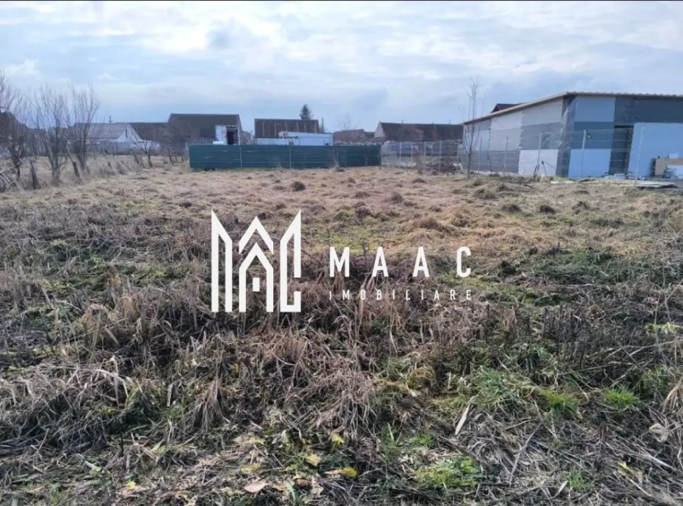 Teren | 696 MP | Intravilan | Oportunitate Investiție | Cristian - Proprietatea reprezintă o oportunitate excelentă pentru cei care doresc să demareze imediat construcția unei locuințe individuale, cu două apartamente unul lângă altul ,separate,cu intrări diferite,cu acces de la stradă diferit, proiect/schiță gândite în genul unui duplex,câte două locuri de parcare la fiecare,într-un cadru natural liniștit ce oferă o panoramă deosebită asupra zonei.

Terenul de 696 mp dispune de două deschideri la stradă una de 3.64 m ,iar cealaltă de 20 m,și vine la pachet cu autorizatia de construcție vizată spre neschimbare în septembrie 2025, vă puteți apuca imediat de construcție.

Utilități la limita proprietății: apă, gaz, curent, canalizare.

Proiectul aprobat este pentru o locuință individuală modernă,cu două apartamente diferite, dar lipite unul de celălalt, similară unui duplex,dar fără CF-uri diferite,cu un regim de înalțime Parter + Etaj, având cota maximă la coama de +7.95 m. 

Arhitectura proiectului propusă este una contemporană, incluzand:

-fațade cu finisaje de calitate

-tâmplarie PVC cu geam termopan

-învelitoare din țiglă de beton si balcoane spațioase prevăzute cu balustrade metalice.

-4 locuri de parcare

Pentru informații suplimentare referitoare la stadiul documentației sau pentru programarea unei vizionări la fața locului, vă invităm să ne contactați și să specificați că ați văzut anunțul cu codul proprietății ID:CP2906160.