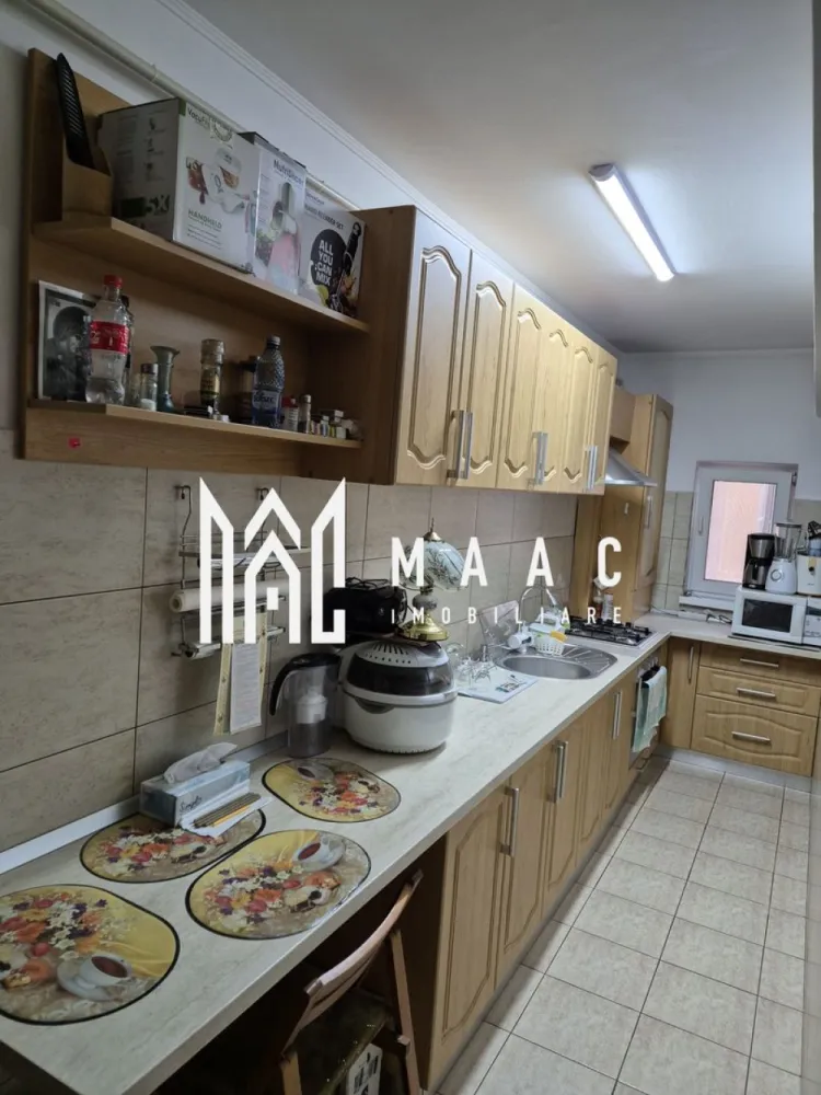 Apartament 3 camere| 60.91 mp | Zona Nord | Centrala Termica | - Pret 85.000Euro | Apartament 3 camere decomandat | Centrala termica proprie| etaj 1| MAAC Imobiliare va propune spre vanzare un apartament cu 3 camere, decomandat, situat in zona Nord ,aflat la etajul 1/4 al unui bloc nou (recent construit )cu acoperis, Cu o suprafata generoasa utila de 55.24 MP si totala de 60.91MP, acesta este compartimentat astfel: -Hol -2 Dormitoare,unul dintre ele cu acces la balcon , -Living cu acces la balcon -Bucatarie -Baie cu ventilatie Apartamentul beneficiaza de multiple imbunatatiri precum: -Centrala Termica pe gaz -Calorifere noi , -Tamplarie PVC -Parchet nou -Mobilier din lemn masiv Imobilul se propune spre vanzare complet mobilat si utilat cu exceptia tablourilor si a unei masute. Avantaje suplimentare: -Costuri mici la intretinere in timpul sezonului cald/rece. -Amplasarea excelentă oferă acces facil la principalele puncte de interes din zonă, -Compartimentare ideala Dacă îți dorești un apartament gata de locuit, modern și cu o priveliște deosebită, contactează-ne pentru mai multe detalii sau pentru a programa o vizionare! MAAC Imobiliare vine in sprijinul dumnevoastra cu : - Consultanta imobiliara - Consiliere juridica - Indrumare financiara - Atentie, respect si corectitudine id: CP2777144 }}