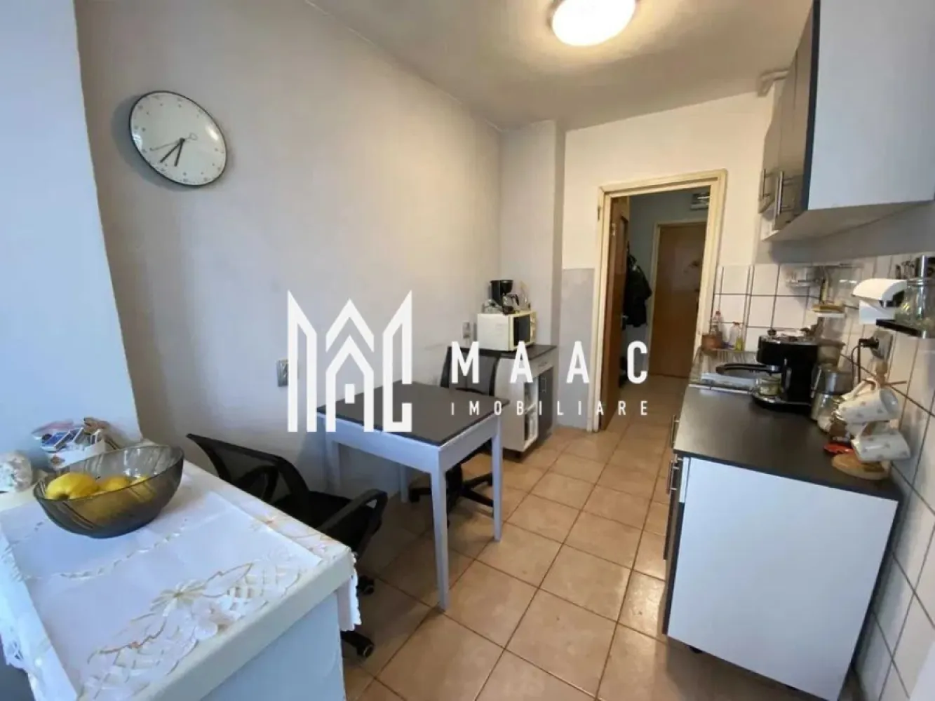 Apartament 2 camere I 53 MPU I Mihai Viteazul I Balcon - MAAC Imobiliare vă propune la vânzare un Apartament cu 2 camere, situat pe Bulevardul Mihai Viteazul, la etajul 9/10, într-un bloc cu 2 lifturi. Suprafață utilă de 53 mp, semidecomandat, compus din: living spațios cu acces pe balcon închis, bucătărie separată cu acces propriu la balcon, dormitor, baie, hol cu spații de depozitare. Dotări: centrală proprie, instalație electrică nouă, zugrăvit în culori neutre. Se vinde semimobilat: mobilă bucătărie cu veselă, șifonier, bibliotecă, canapea extensibilă, masă + scaune. Avantaje: aproape de școli, transport public, magazine, loc de joacă lângă bloc, parcare publică. Ideal pentru locuință personală sau investiție. Pentru detalii suplimentare și programarea unei vizionări, vă rugăm să ne contactați și să menționați ID: CP2640540 }}