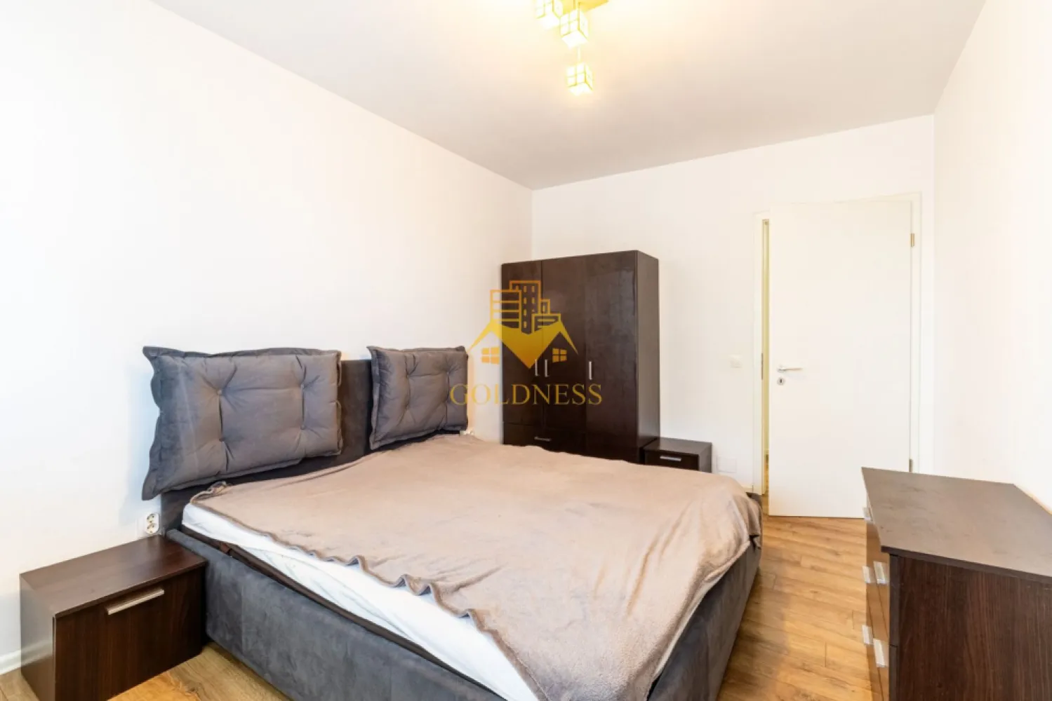 2 camere, modern, parcare, Buna ziua, zona Grand Hotel Italia, LIDL - GOLDNESS Imobiliare vă propune spre închiriere un apartament cu 2 camere complet mobilat și utilat, la etajul 8 într-un imobil de 10 etaje, în Cartierul Buna Ziua.
Dispune de loc de parcare!
Se află în apropierea stațiilor de transport în comun, magazine, restaurante, spații verzi, farmacii, etc. 

Apartamentul este compartimentat astfel:
 - dormitor cu pat matrimonial, dressing, noptiere
 - living cu bucatarie open space complet utilată, canapea extensibilă, loc de servit masa 
 - baie cu cada, calorifer port prosop și dulap pentru depozitare.
 - terasa de 10 mp.

Imobilul este dotat cu toate cele necesare- centrală proprie, mașină de spălat haine, frigider, plită electrică, hotă, etc. 

Dacă sunteți interesați de acest apartament și doriți să îl vizionați, dar și pentru alte oferte nu ezitați să ne contactați telefonic sau prin e-mail. Vă stăm la dispoziție!
Pentru intermediere se percepe un comision de 50% din prețul chiriei!