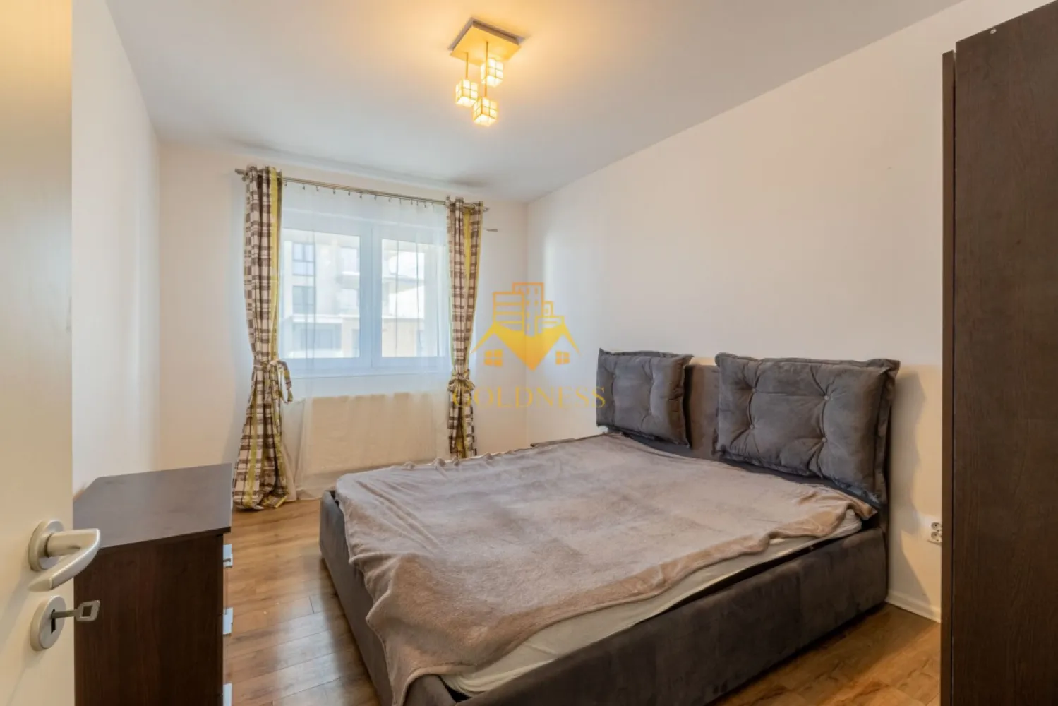 2 camere, modern, parcare, Buna ziua, zona Grand Hotel Italia, LIDL - GOLDNESS Imobiliare vă propune spre închiriere un apartament cu 2 camere complet mobilat și utilat, la etajul 8 într-un imobil de 10 etaje, în Cartierul Buna Ziua.
Dispune de loc de parcare!
Se află în apropierea stațiilor de transport în comun, magazine, restaurante, spații verzi, farmacii, etc. 

Apartamentul este compartimentat astfel:
 - dormitor cu pat matrimonial, dressing, noptiere
 - living cu bucatarie open space complet utilată, canapea extensibilă, loc de servit masa 
 - baie cu cada, calorifer port prosop și dulap pentru depozitare.
 - terasa de 10 mp.

Imobilul este dotat cu toate cele necesare- centrală proprie, mașină de spălat haine, frigider, plită electrică, hotă, etc. 

Dacă sunteți interesați de acest apartament și doriți să îl vizionați, dar și pentru alte oferte nu ezitați să ne contactați telefonic sau prin e-mail. Vă stăm la dispoziție!
Pentru intermediere se percepe un comision de 50% din prețul chiriei!