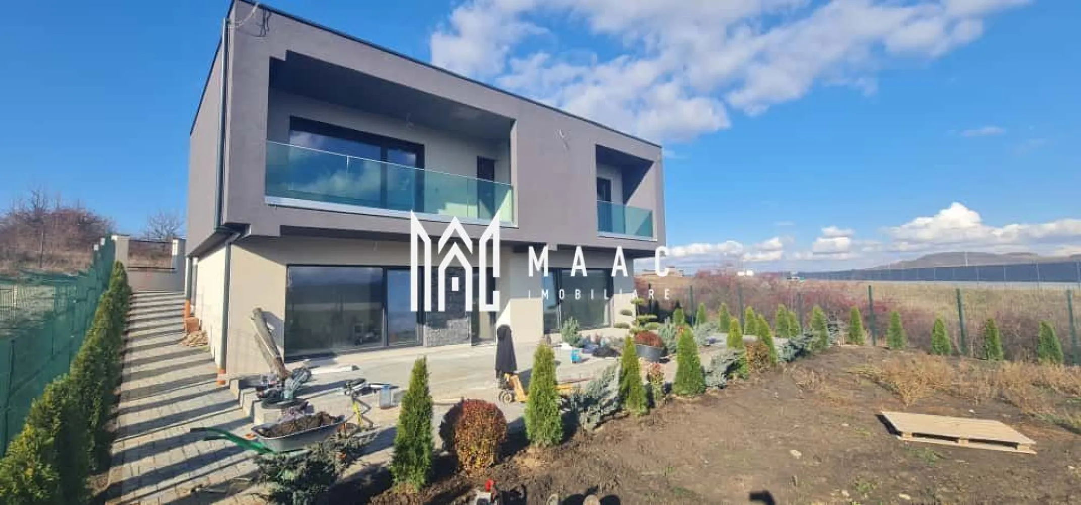 Casă individuală modernă I Șelimbăr I 203 mp utili I teren 500 mp I garaj - Casă Individuală Spațioasă în Șelimbăr – Construcție Nouă, Finisaje Premium, Teren 500 mp + 51 mp cedați pentru lărgirea străzii Suprafață utilă generoasă de 203 mp, terase de 41,3 mp, garaj propriu, curte individuală, sistem modern de încălzire prin pardoseală cu pompă de căldură. Proprietatea este amplasată în Șelimbăr, într-o zonă liniștită, cu acces facil către Sibiu. Casa este ideală pentru o familie care își dorește spațiu, confort, intimitate și calitate a construcției, într-o comunitate în plină dezvoltare. Detalii proprietate: Teren total: 815 mp Suprafață utilă: 203 mp Terase și balcon: 41,3 mp Regim de înălțime: Demisol/Parter + Etaj Compartimentare: Demisol/Parter: Living – 30,5 mp Bucătărie – 27,1 mp Baie – 4,8 mp Spațiu tehnic – 9,7 mp Hol – 3,5 mp Garaj – 36,5 mp Terasă (ieșire din living) – 19,4 mp Etaj: Dormitor 1 – 18,9 mp Dormitor 2 – 18,8 mp Dormitor 3 – 17,2 mp Baie – 6,2 mp Debara – 5 mp Hol intrare – 5,5 mp Hol dormitoare – 7 mp Balcon comun dormitoare – 15,9 mp Casa scării – 5,6 mp Specificații tehnice: Zidărie portantă – 30 cm Placă de beton cu izolație cu polistiren 15 cm peste etaj Termoizolație exterioară cu polistiren de 10 cm și tencuială decorativă Încălzire prin pardoseală în toată casa Pompă de căldură performantă – 16 kW Tâmplărie PVC Salamander – 7 camere, 3 foi de sticlă Prețuri și variante de achiziție: 350.000 EUR (TVA inclus) – la cheie (finisaje complete, la alegere) Printr-o simplă estimare, dacă alocăm 100 EUR/mp pentru terenul de 500 mp, rezultă un cost efectiv de aproximativ 1.000 EUR/mp util pentru construcție – un raport excelent, având în vedere calitatea materialelor, suprafața generoasă, dotările tehnice moderne și poziționarea proprietății. COMISION ZERO la achizitie! Pentru detalii suplimentare, planuri, consultanță sau programarea unei vizionări, te rugăm să ne contactezi si sa specifici CP2623529. Proprietate disponibilă imediat, construcție nouă, realizată cu materiale și execuție de calitate superioară. }}