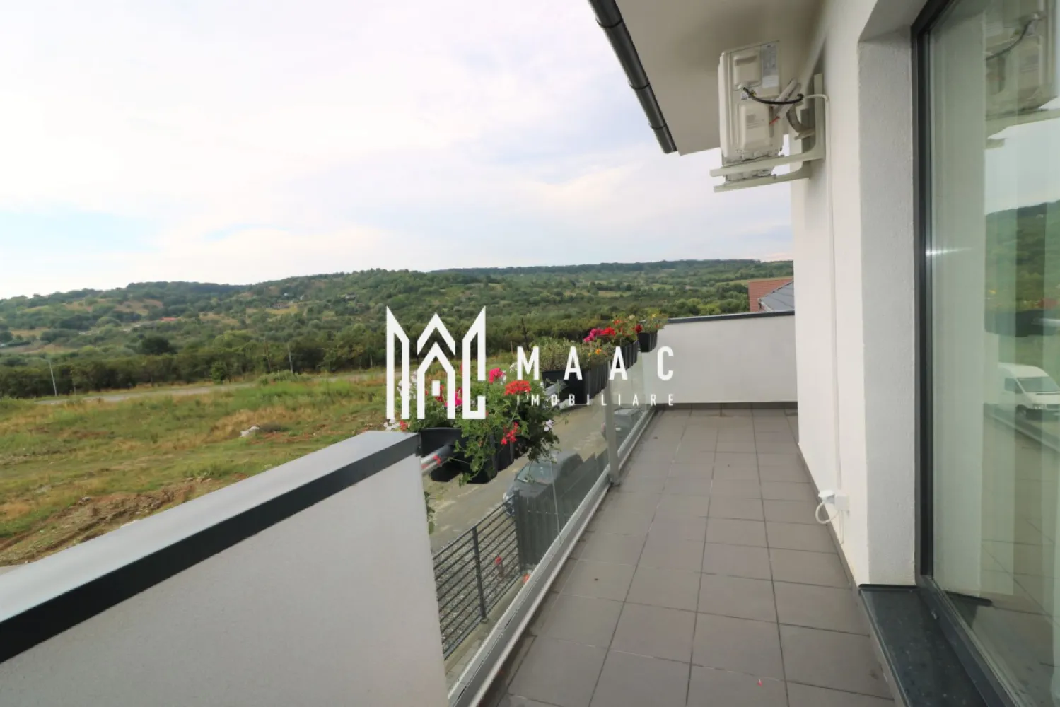 Casa tip duplex | 5 Camere | 2 Balcoane | Cisnadie - Maac Imobiliare va propune spre vanzare vila tip duplex cu 5 camere intr-o zona linistita in localitatea Cisnadie cu o vedere panoramica superba. Casa este dispusa pe P+E si este structurata astfel: -Parter : living open space cu bucatarie, baie, birou, debara, terasa -Etaj: 3 dormitoare , baie, dressing, 2 balcoane -Pod Terenul aferent casei este de 315 mp cu o curte libera de 200 mp. Locuinta se va preda mobilata si utilata. Pentru mai multe detalii precizati ca ati vazut ID: CP1573960