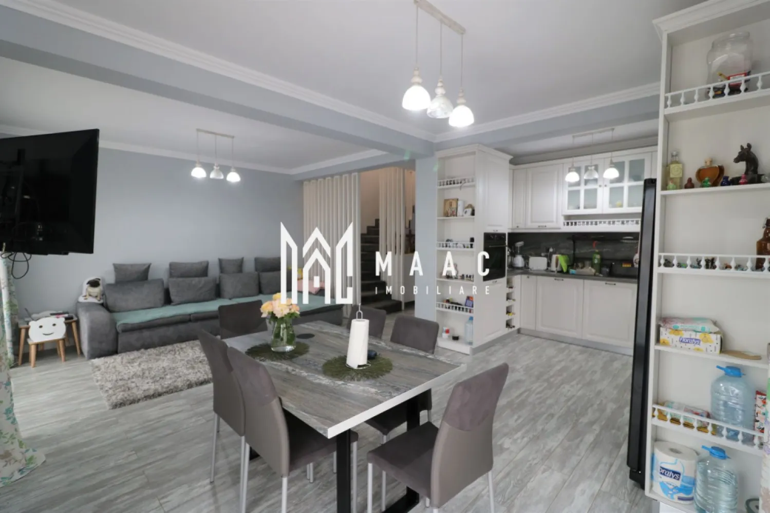 Casa tip duplex | 5 Camere | 2 Balcoane | Cisnadie - Maac Imobiliare va propune spre vanzare vila tip duplex cu 5 camere intr-o zona linistita in localitatea Cisnadie cu o vedere panoramica superba. Casa este dispusa pe P+E si este structurata astfel: -Parter : living open space cu bucatarie, baie, birou, debara, terasa -Etaj: 3 dormitoare , baie, dressing, 2 balcoane -Pod Terenul aferent casei este de 315 mp cu o curte libera de 200 mp. Locuinta se va preda mobilata si utilata. Pentru mai multe detalii precizati ca ati vazut ID: CP1573960