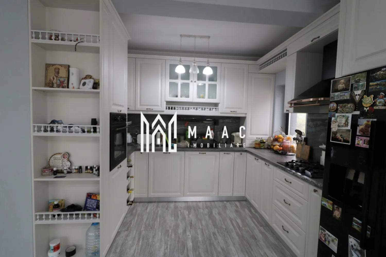 Casa tip duplex | 5 Camere | 2 Balcoane | Cisnadie - Maac Imobiliare va propune spre vanzare vila tip duplex cu 5 camere intr-o zona linistita in localitatea Cisnadie cu o vedere panoramica superba. Casa este dispusa pe P+E si este structurata astfel: -Parter : living open space cu bucatarie, baie, birou, debara, terasa -Etaj: 3 dormitoare , baie, dressing, 2 balcoane -Pod Terenul aferent casei este de 315 mp cu o curte libera de 200 mp. Locuinta se va preda mobilata si utilata. Pentru mai multe detalii precizati ca ati vazut ID: CP1573960