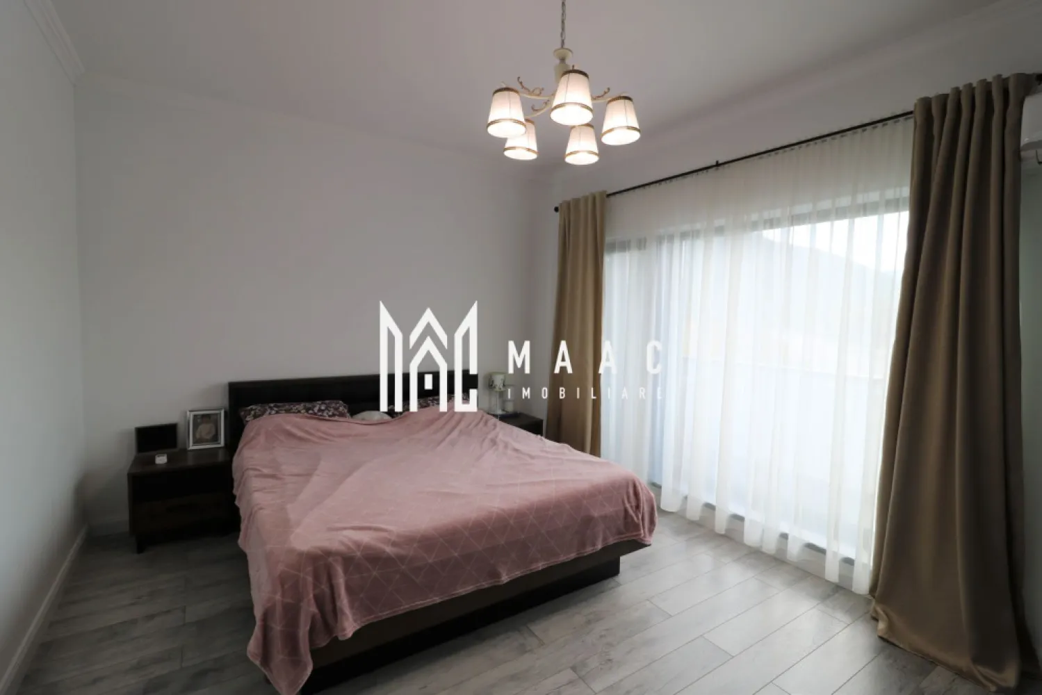 Casa tip duplex | 5 Camere | 2 Balcoane | Cisnadie - Maac Imobiliare va propune spre vanzare vila tip duplex cu 5 camere intr-o zona linistita in localitatea Cisnadie cu o vedere panoramica superba. Casa este dispusa pe P+E si este structurata astfel: -Parter : living open space cu bucatarie, baie, birou, debara, terasa -Etaj: 3 dormitoare , baie, dressing, 2 balcoane -Pod Terenul aferent casei este de 315 mp cu o curte libera de 200 mp. Locuinta se va preda mobilata si utilata. Pentru mai multe detalii precizati ca ati vazut ID: CP1573960