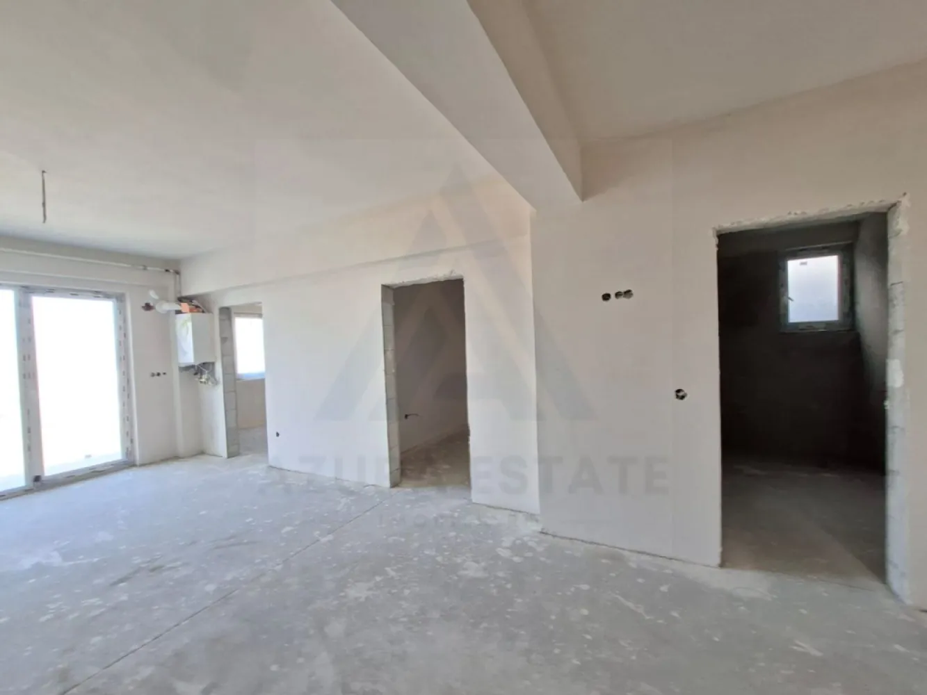 Apartament constructie premium 3 camere 64.2 mp utili etaj 1 Selimbar - Comision 0! Termen predare imediat! Agentia imobiliara Azura Estate vă propune spre achiziție un apartament premium, intabulat, situat la etajul 1, cu o suprafata utila de 64.2 mp, într-un ansamblu rezidențial nou din Șelimbăr, o zonă apreciată pentru dezvoltarea rapidă și accesul facil către municipiul Sibiu. Proiectul este conceput în spiritul construcțiilor moderne și sustenabile, oferind confort, eficiență energetică clasa A și un stil de viață echilibrat. Locație și accesibilitate: Locuința este amplasată într-o zonă rezidențială din Șelimbăr, cu acces rapid catre principalele zone comerciale și de servicii. În proximitate se regăsesc Shopping City Sibiu, supermarketuri și centre comerciale, farmacii și servicii medicale, școli și grădinițe, acces rapid către centura ocolitoare și arterele principale ale orașului! Caracteristici si compartimentare: Living + bucătărie + loc de luat masa: 26,52 mp Dormitor 1: 14,50 mp Dormitor 2: 14,50 mp Baie: 6,52 mp Balcon 6,50 mp cu acces din living si din dormitor Avantaje: Compartimentare eficientă și spații generoase Living luminos cu zonă de dining 2 dormitoare confortabile Balcon ideal pentru relaxare Zonă cu potențial ridicat de dezvoltare și investiție Acces rapid către Sibiu și zonele comerciale Stadiu de predare: Apartamentul se predă la stadiul de alb cu pereți tencuiți și gletuiți instalații electrice și sanitare realizate, șapă pentru pardoseală, centrală termică și sistem de încălzire, tâmplărie PVC tripan Rehau cu 7 camere. Pretul de vanzare este de 110000 euro cu TVA inclus! Avans minim 50%