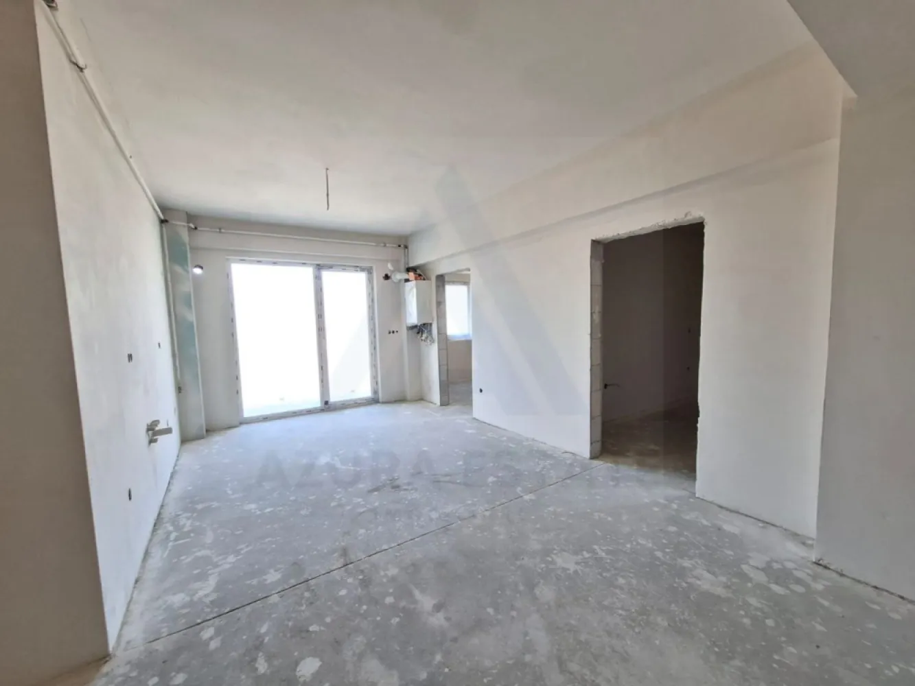 Apartament constructie premium 3 camere 64.2 mp utili etaj 1 Selimbar - Comision 0! Termen predare imediat! Agentia imobiliara Azura Estate vă propune spre achiziție un apartament premium, intabulat, situat la etajul 1, cu o suprafata utila de 64.2 mp, într-un ansamblu rezidențial nou din Șelimbăr, o zonă apreciată pentru dezvoltarea rapidă și accesul facil către municipiul Sibiu. Proiectul este conceput în spiritul construcțiilor moderne și sustenabile, oferind confort, eficiență energetică clasa A și un stil de viață echilibrat. Locație și accesibilitate: Locuința este amplasată într-o zonă rezidențială din Șelimbăr, cu acces rapid catre principalele zone comerciale și de servicii. În proximitate se regăsesc Shopping City Sibiu, supermarketuri și centre comerciale, farmacii și servicii medicale, școli și grădinițe, acces rapid către centura ocolitoare și arterele principale ale orașului! Caracteristici si compartimentare: Living + bucătărie + loc de luat masa: 26,52 mp Dormitor 1: 14,50 mp Dormitor 2: 14,50 mp Baie: 6,52 mp Balcon 6,50 mp cu acces din living si din dormitor Avantaje: Compartimentare eficientă și spații generoase Living luminos cu zonă de dining 2 dormitoare confortabile Balcon ideal pentru relaxare Zonă cu potențial ridicat de dezvoltare și investiție Acces rapid către Sibiu și zonele comerciale Stadiu de predare: Apartamentul se predă la stadiul de alb cu pereți tencuiți și gletuiți instalații electrice și sanitare realizate, șapă pentru pardoseală, centrală termică și sistem de încălzire, tâmplărie PVC tripan Rehau cu 7 camere. Pretul de vanzare este de 110000 euro cu TVA inclus! Avans minim 50%