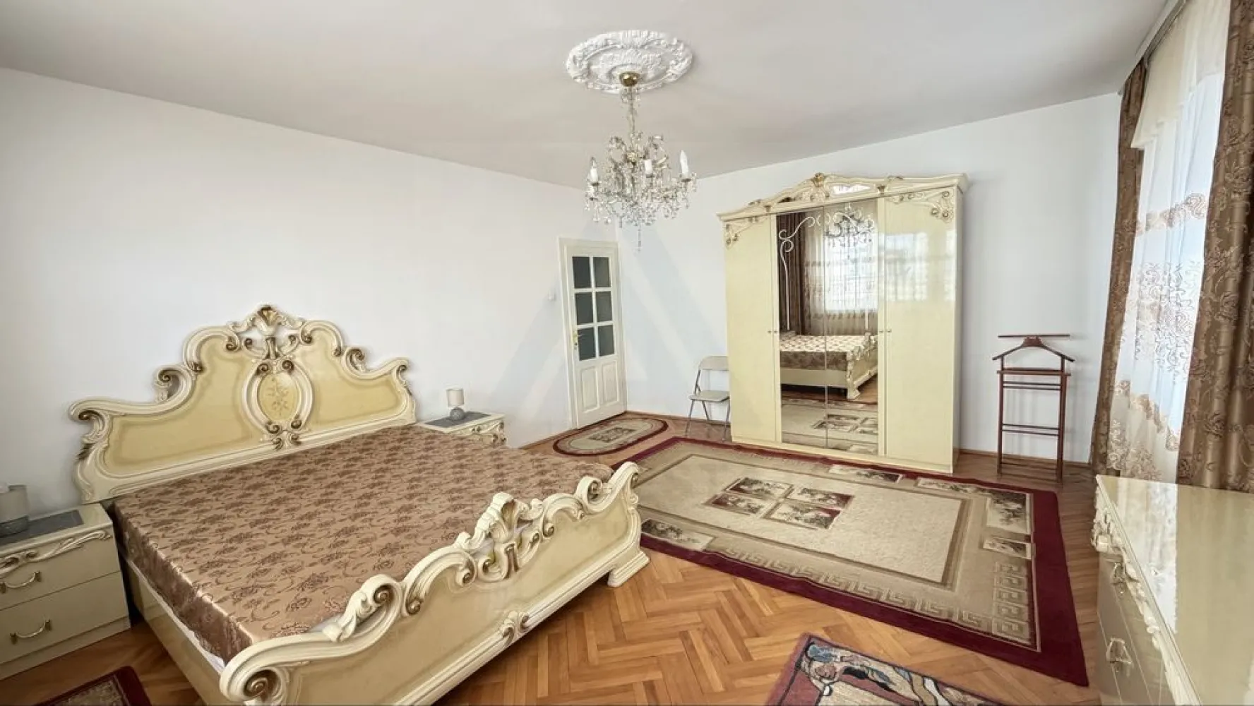 Apartament modern 3 camere cu balcoan terasa și curte comuna in Strand - Agenția imobiliară Azura-Estate vă propune spre închiriere un apartament modern cu o suprafață utilă de 140 mp utili format din 2 dormitoare matrimoniale luminoase ambele cu ieșire pe balcon, bucatarie utilata și echipata complet, cămară, 2 băi una cu cabina de dus si geam de aerisire iar cealaltă cu cada, hol de acces, terasa de 60 mp și curte comuna, intr-un imobil de tip vila zona Ștrand din Sibiu. Zona Strand 2 din Sibiu este una dintre cele mai apreciate și căutate zone rezidențiale ale orașului fiind o extensie moderna și aerisita, principalele caracteristici fiind liniște, siguranță datorita predominanței caselor și construcții cu regim redus de inaltime, cu acces rapid catre zonele verzi emblematice ale Sibiului precum Parcul Sub Arini, Parcul Belvedere și piste de biciclete ce leagă centrul orașului de Pădurea Dumbrava respectiv Gradina Zoologică, iar în proximitatea regăsim puncte de interes comun precum scoli grădinițe, cabinete medicale, farmacii, biserici, supermarket-uri, restaurante și mijloace de transport în comun. Caracteristici și comparare Apartamentul este dispus de 2 nivele parter și etaj 1 Parter: -Hol de acces cu spatii de depozitare -Baie cu cabină de duș și geam de aerisire La Etaj: -2 dormitoare mobilate de lux fiecare cu ieșire pe balcon propriu -Terasa generoasa cu spatiu de relaxare -Bucătărie mobilata și utilata complet cu ieșire pe balcon -Cămară -Baie cu cada -Curte Comuna și utilități separate Prețul de închiriere este de 650 euro/ luna