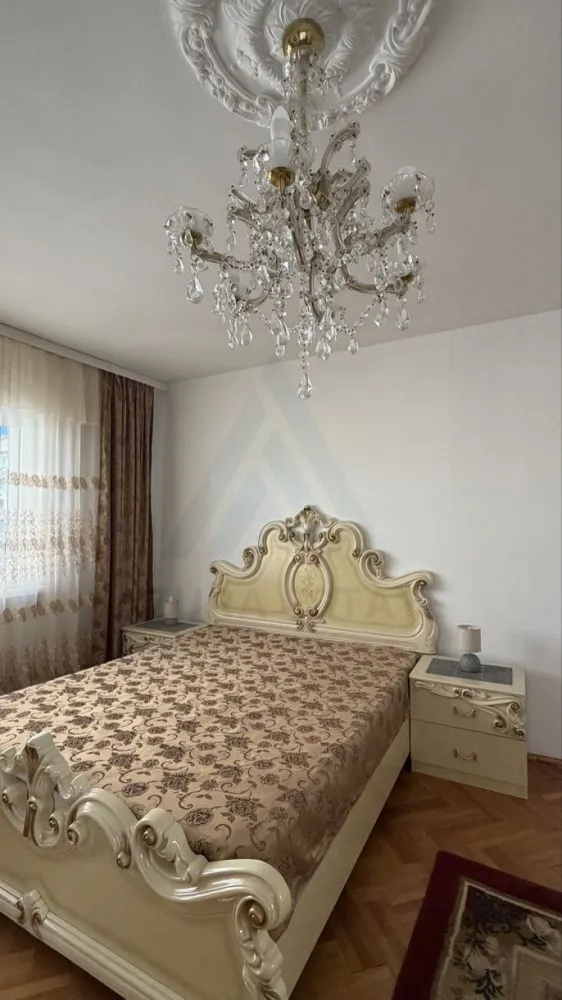 Apartament modern 3 camere cu balcoan terasa și curte comuna in Strand - Agenția imobiliară Azura-Estate vă propune spre închiriere un apartament modern cu o suprafață utilă de 140 mp utili format din 2 dormitoare matrimoniale luminoase ambele cu ieșire pe balcon, bucatarie utilata și echipata complet, cămară, 2 băi una cu cabina de dus si geam de aerisire iar cealaltă cu cada, hol de acces, terasa de 60 mp și curte comuna, intr-un imobil de tip vila zona Ștrand din Sibiu. Zona Strand 2 din Sibiu este una dintre cele mai apreciate și căutate zone rezidențiale ale orașului fiind o extensie moderna și aerisita, principalele caracteristici fiind liniște, siguranță datorita predominanței caselor și construcții cu regim redus de inaltime, cu acces rapid catre zonele verzi emblematice ale Sibiului precum Parcul Sub Arini, Parcul Belvedere și piste de biciclete ce leagă centrul orașului de Pădurea Dumbrava respectiv Gradina Zoologică, iar în proximitatea regăsim puncte de interes comun precum scoli grădinițe, cabinete medicale, farmacii, biserici, supermarket-uri, restaurante și mijloace de transport în comun. Caracteristici și comparare Apartamentul este dispus de 2 nivele parter și etaj 1 Parter: -Hol de acces cu spatii de depozitare -Baie cu cabină de duș și geam de aerisire La Etaj: -2 dormitoare mobilate de lux fiecare cu ieșire pe balcon propriu -Terasa generoasa cu spatiu de relaxare -Bucătărie mobilata și utilata complet cu ieșire pe balcon -Cămară -Baie cu cada -Curte Comuna și utilități separate Prețul de închiriere este de 650 euro/ luna