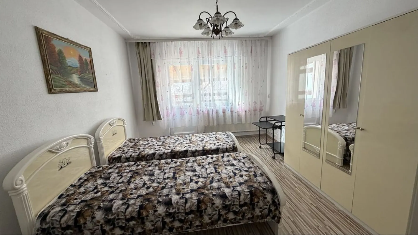 Apartament modern 3 camere cu balcoan terasa și curte comuna in Strand - Agenția imobiliară Azura-Estate vă propune spre închiriere un apartament modern cu o suprafață utilă de 140 mp utili format din 2 dormitoare matrimoniale luminoase ambele cu ieșire pe balcon, bucatarie utilata și echipata complet, cămară, 2 băi una cu cabina de dus si geam de aerisire iar cealaltă cu cada, hol de acces, terasa de 60 mp și curte comuna, intr-un imobil de tip vila zona Ștrand din Sibiu. Zona Strand 2 din Sibiu este una dintre cele mai apreciate și căutate zone rezidențiale ale orașului fiind o extensie moderna și aerisita, principalele caracteristici fiind liniște, siguranță datorita predominanței caselor și construcții cu regim redus de inaltime, cu acces rapid catre zonele verzi emblematice ale Sibiului precum Parcul Sub Arini, Parcul Belvedere și piste de biciclete ce leagă centrul orașului de Pădurea Dumbrava respectiv Gradina Zoologică, iar în proximitatea regăsim puncte de interes comun precum scoli grădinițe, cabinete medicale, farmacii, biserici, supermarket-uri, restaurante și mijloace de transport în comun. Caracteristici și comparare Apartamentul este dispus de 2 nivele parter și etaj 1 Parter: -Hol de acces cu spatii de depozitare -Baie cu cabină de duș și geam de aerisire La Etaj: -2 dormitoare mobilate de lux fiecare cu ieșire pe balcon propriu -Terasa generoasa cu spatiu de relaxare -Bucătărie mobilata și utilata complet cu ieșire pe balcon -Cămară -Baie cu cada -Curte Comuna și utilități separate Prețul de închiriere este de 650 euro/ luna