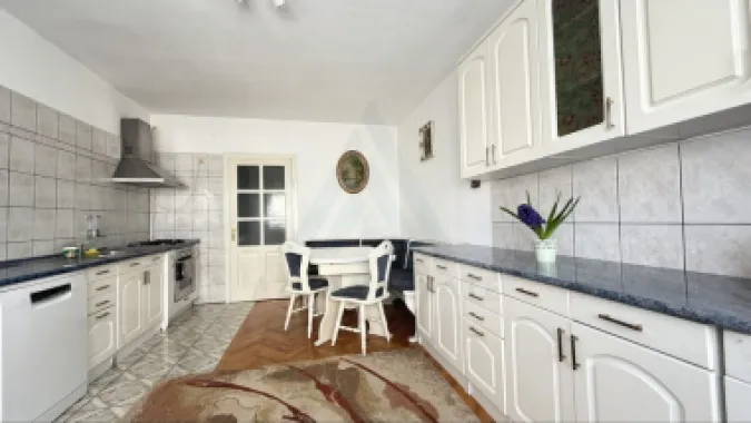 Apartament modern 3 camere cu balcoan terasa și curte comuna in Strand