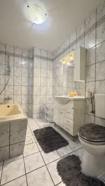Apartament modern 3 camere cu balcoan terasa și curte comuna in Strand