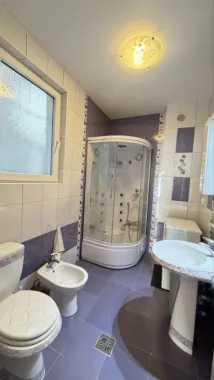 Apartament modern 3 camere cu balcoan terasa și curte comuna in Strand