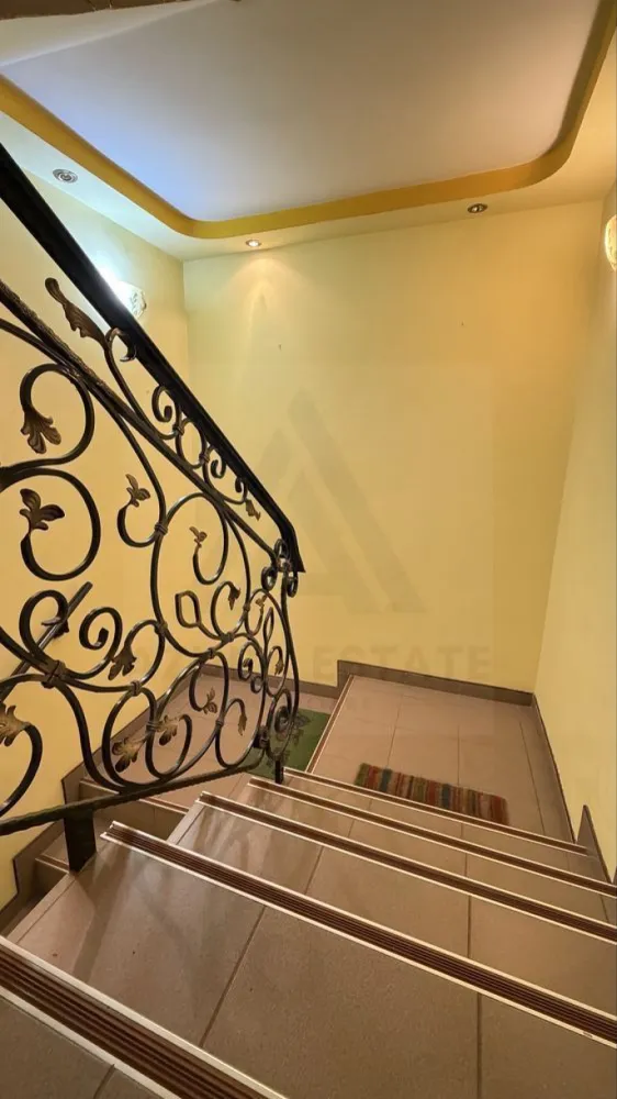 Apartament modern 3 camere cu balcoan terasa și curte comuna in Strand