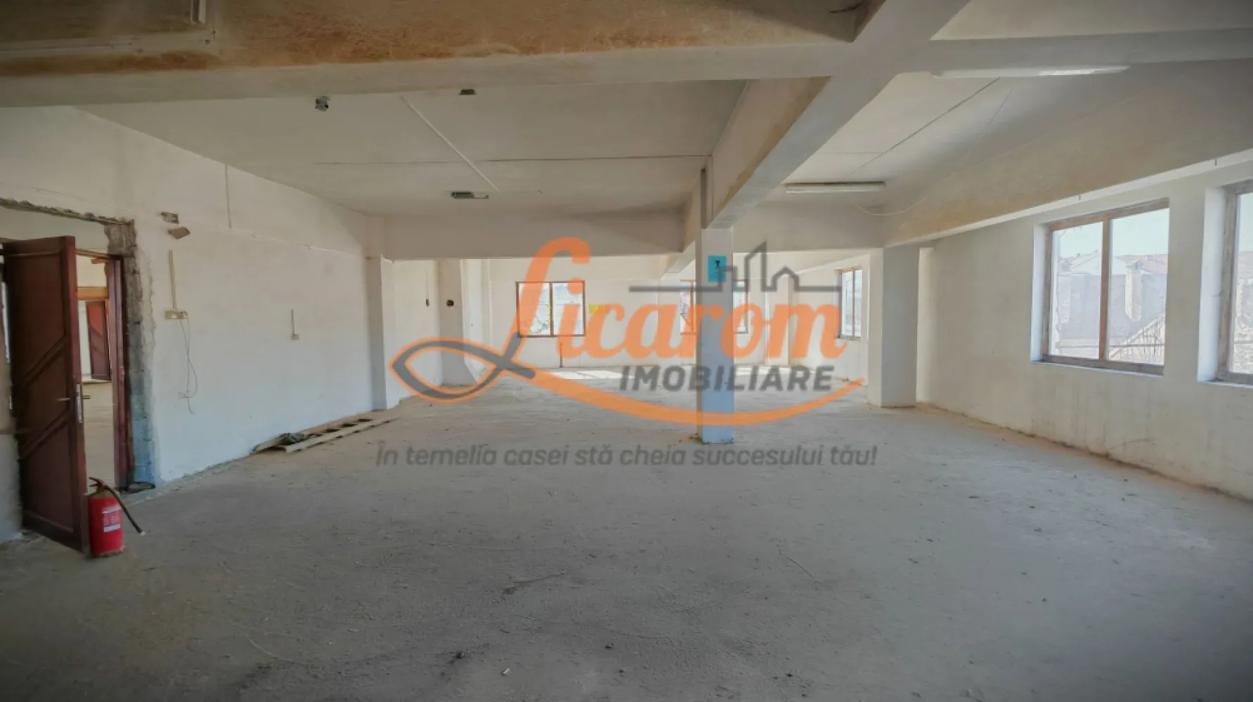 Cladire P+4 Rasnov- Central, IDEAL INVESTITIE. - Licarom Imobiliare propune spre vanzare in zona Centrala Rasnov o CLADIRE P+4 etaje in suprafata de 345 mp pe etaj, avand suprafata totala construita de 1600 mp. Cladirea este construita din caramida in anul 2000 pe structura de cadre de beton si a fost folosita ca si sediu de firma fiind intabulata ca si spatiu comercial. Este pretabila pentru Clinica Medicala,Cladire de birouri,sau spatii hoteliere(pensiune) Constructia este rezistenta si poate fi compartimentata pe nevoile fiecaruia. Cladirea este racordata la utilitati: curent 220 V si 380 V, apa ,canalizare,iar pentru gaz exista proiect pt racordare. Pretul este 165000 euro +TVA. Pentru mai multe relatii si vizionari,nu ezitati sa ne contactati la telefon 0741059397 Consultant imobiliar Calin si 0723985424 Consultant imobiliar Liliana.