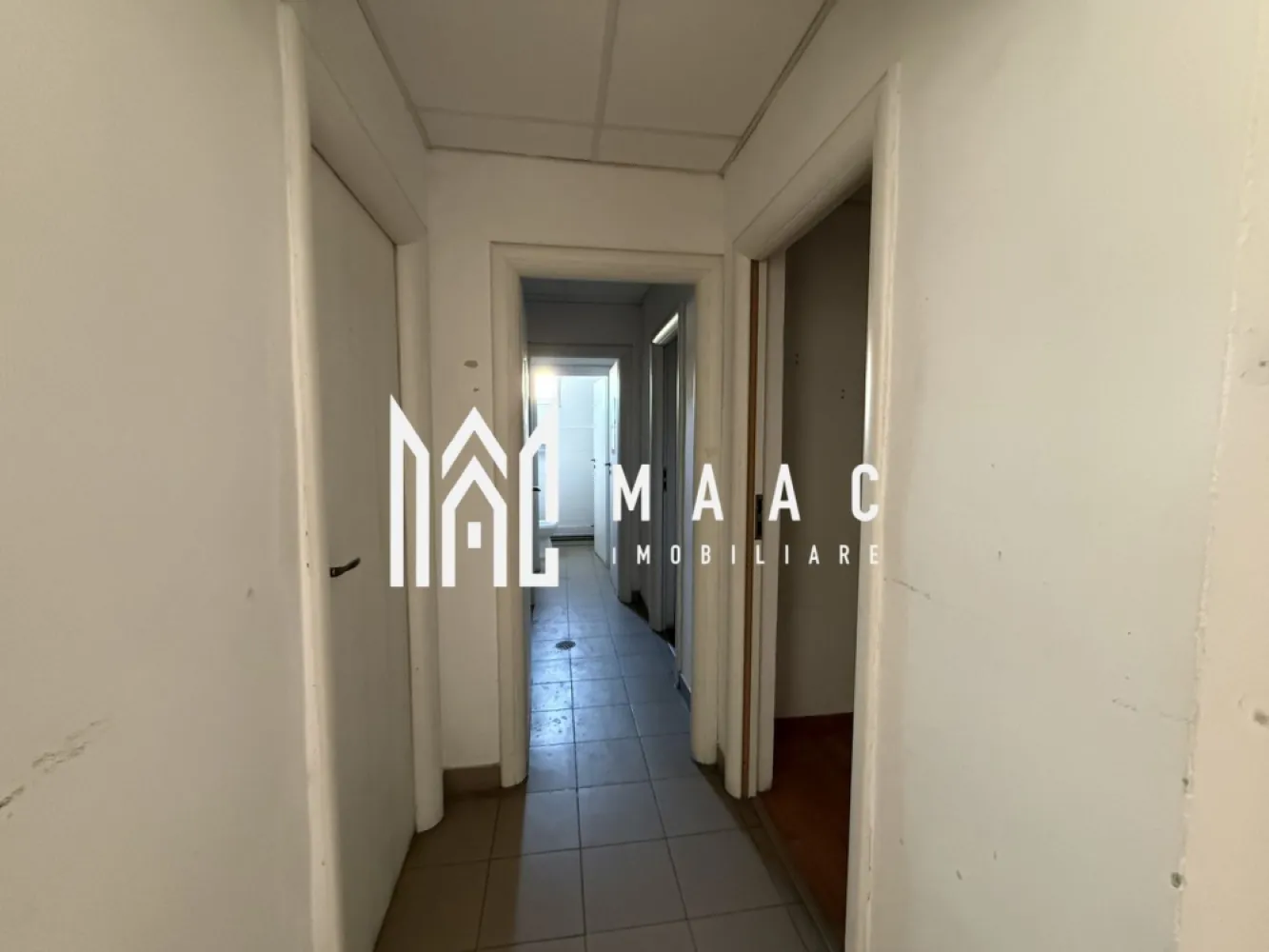 Spatiu comercial | Birouri | Industrial | Piata Cluj - MAAC Imobiliare vă prezintă spre închiriere un spațiu comercial situat într-o vilă de 3 etaje în zona Piața Cluj.

Caracteristici:
Suprafață utilă: 300 mp pe fiecare nivel, total 3 etaje
A funcționat anterior ca spațiu de producție
Ultimul nivel poate fi amenajat pentru birouri
Posibilitate de amenajare flexibilă, adaptabil pentru mai multe funcțiuni

Dotări și beneficii:
Acces auto și parcare privată
Încălzire prin calorifere
Spațiu generos care permite diverse configurări

Condiții de închiriere:
Prețul afișat este pentru un etaj
La cerere se poate închiria întreaga clădire.
Pretul afisat este +TVA.

Pentru mai multe detalii precizati telefonic ca ati vazut anuntul cu ID: CP2862430