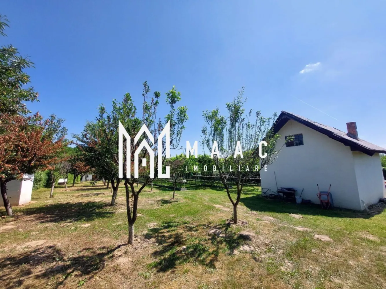 Teren | Intravilan 2.166 Mp | Construcție existenta | Pădurea Dumbrava - MACC Imobiliare vă propune spre vânzare un teren intravilan amplasat într-o zonă naturală deosebit de liniștită, în Tropinii Noi, Sibiu, la doar 10 minute de orașul Sibiu și 5 minute de comuna Rășinari, în apropierea Pădurii Dumbrava – un cadru ideal pentru relaxare și retragere din agitația urbană. Caracteristici teren: Suprafață totală: 2.166 mp (compus din două parcele alăturate, fiecare de 1.083 mp) Teren intravilan, cu încadrare pentru construcție de casă de vacanță Construcție existentă pe una dintre parcele: 35,75 mp, formată din 2 camere, cu posibilitate de mansardare – ideală pentru locuire temporară sau extindere ulterioară Acces dublu: atât dinspre strada principală, cât și lateral Drum de acces neasfaltat Utilitățile nu sunt pe teren, dar pot fi aduse cu ușurință de la strada principală Împrejmuit cu gard viu În zonă există intenție de elaborare PUZ – detalii suplimentare la cerere Pentru mai multe informații sau pentru a programa o vizionare, nu ezitați să ne contactați ID :CP2618354 }}