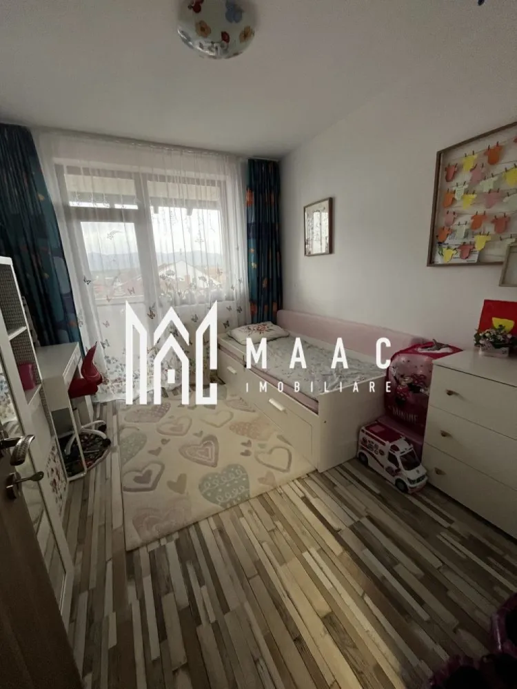 Apartament 4 camere I Pictor Brana I 2 Balcoane I 69 MP - MAAC Imobiliare propune spre vânzare un apartament cu 4 camere, situat în Șelimbăr – zona Pictor Brana, o locație apreciată pentru liniște, acces facil și dezvoltare continuă. Suprafață utilă: 69 mp - 2 balcoane spațioase (30 mp) – unul dintre ele închis cu geam termopan, perfect pentru relaxare sau depozitare suplimentară Compartimentare practică: -Living cu bucătărie open space -3 dormitoare -1 baie Dotări și beneficii: Centrală termică proprie – confort termic pe tot parcursul anului Tâmplărie PVC marca Rehau – izolație eficientă și durabilitate Aer condiționat – pentru un plus de confort în sezonul cald 📍 Proprietatea este ideală pentru locuit sau investiție, fiind amplasată într-o zonă bine cotată din Șelimbăr, cu acces rapid către Sibiu, centre comerciale și facilități urbane. 📞Pentru mai multe informații sau pentru a programa o vizionare, nu ezitați să ne contactați, specificand ID: CP2629856 }}