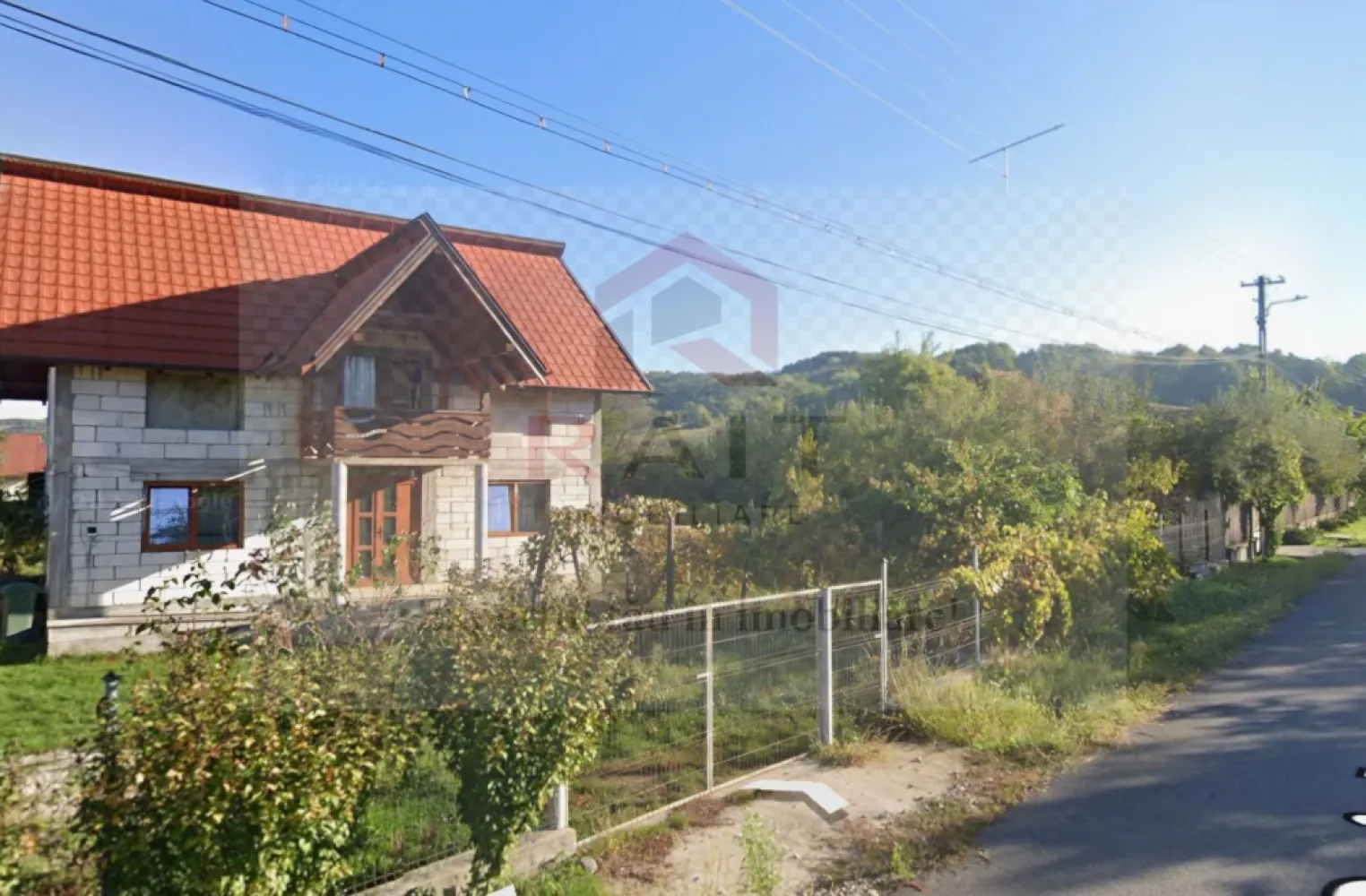 Casa de Vanzare Tigveni Arges - Preț: 85.000 € (cu comision 0% pentru cumpărător și reprezentare exclusivă).

Localizare: Proprietatea este situată în centrul comunei Tigveni, într-o zonă liniștită, având în apropiere puncte de interes precum Școala Gimnazială "Vasile Goldiș" (aprox. 380 m) și grădinița locală.

Configurație și Suprafață:

Regim de înălțime: P+1 (Parter + Etaj).

Număr camere: 6.

Suprafață utilă/desfășurată: Aproximativ 160 - 200 mp (suprafața construită la sol fiind de circa 100 mp).

An construcție: 2020 (finalizată).

Stare și Dotări:

Casa este construită din BCA și acoperită cu țiglă.

Interior: Parterul este finisat și parțial mobilat/utilat.

Utilități/Dotări: Dispune de centrală termică proprie și calorifere, fiind considerată o locuință bine întreținută.

Exterior: Include o grădină și cel puțin o terasă.

Această casă este ideală pentru o familie numeroasă care caută o locuință modernă (construcție nouă) într-o zonă rurală accesibilă, aproape de facilități educaționale.